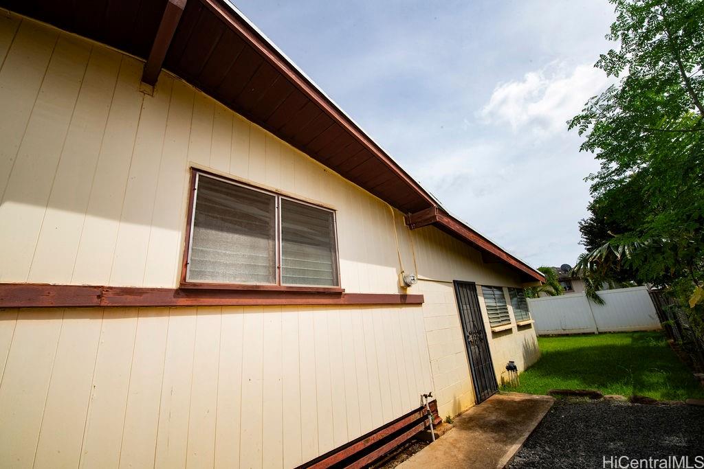 94-1151  Awalai Street Waipahu-lower, Waipahu home - photo 3 of 21