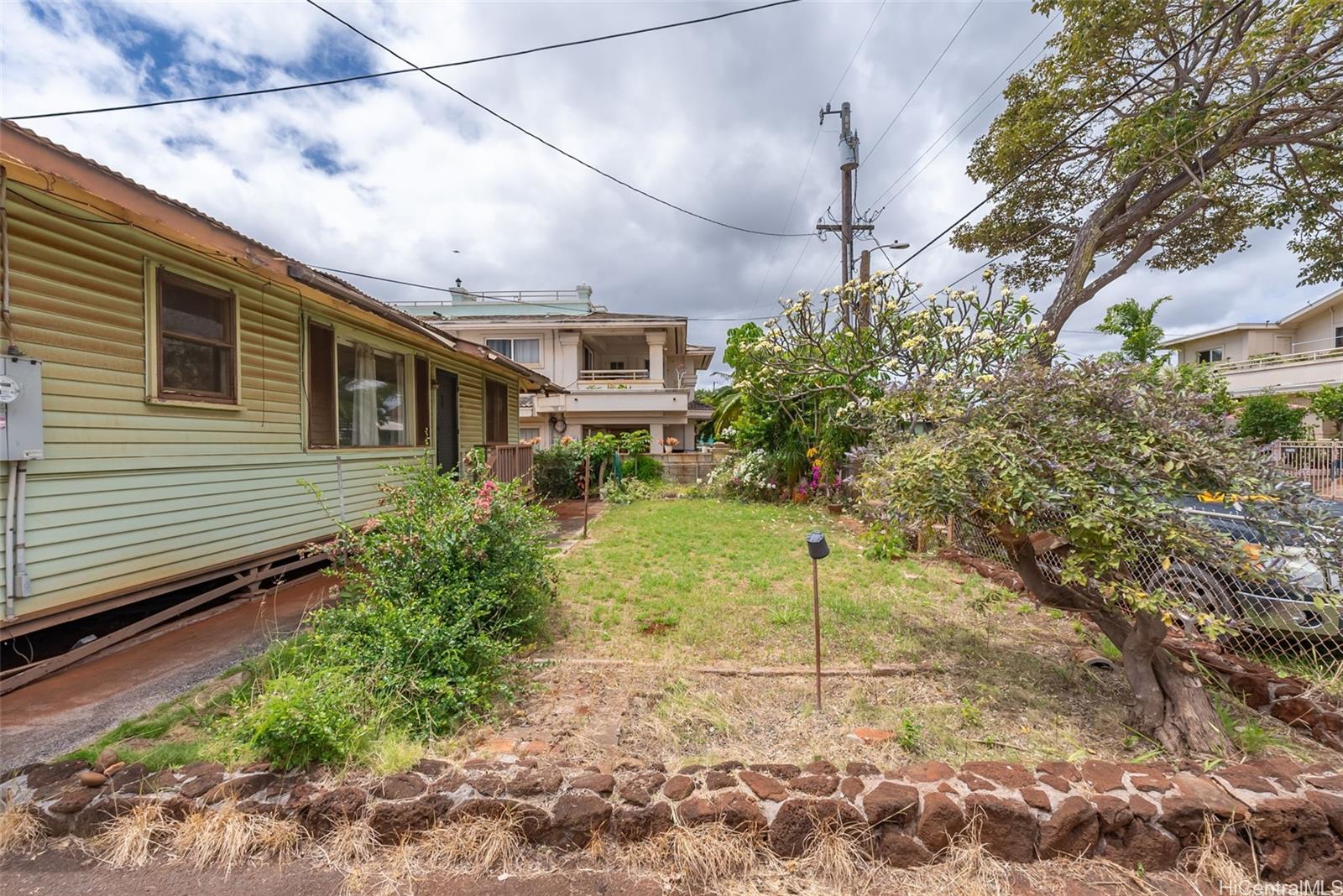 94-1155  Limahana St Waipahu-lower, Waipahu home - photo 2 of 20