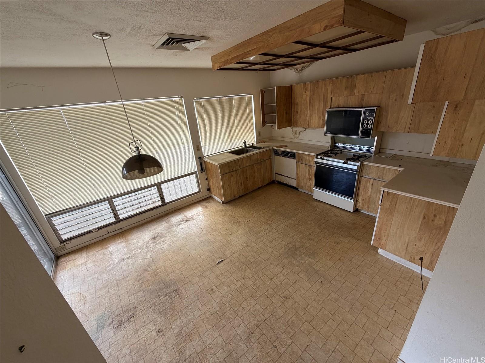 94-1176  Mohalu Street Waipio Gentry, Waipahu home - photo 4 of 13