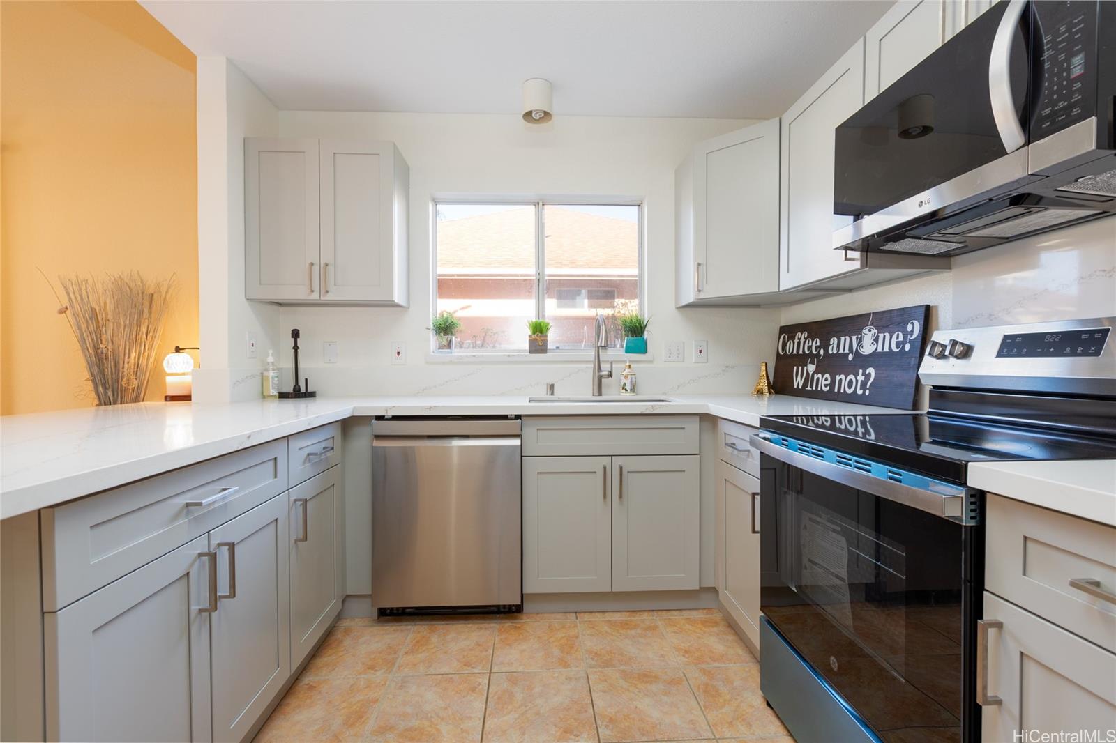 94-212  Huewai Place Waikele, Waipahu home - photo 7 of 24