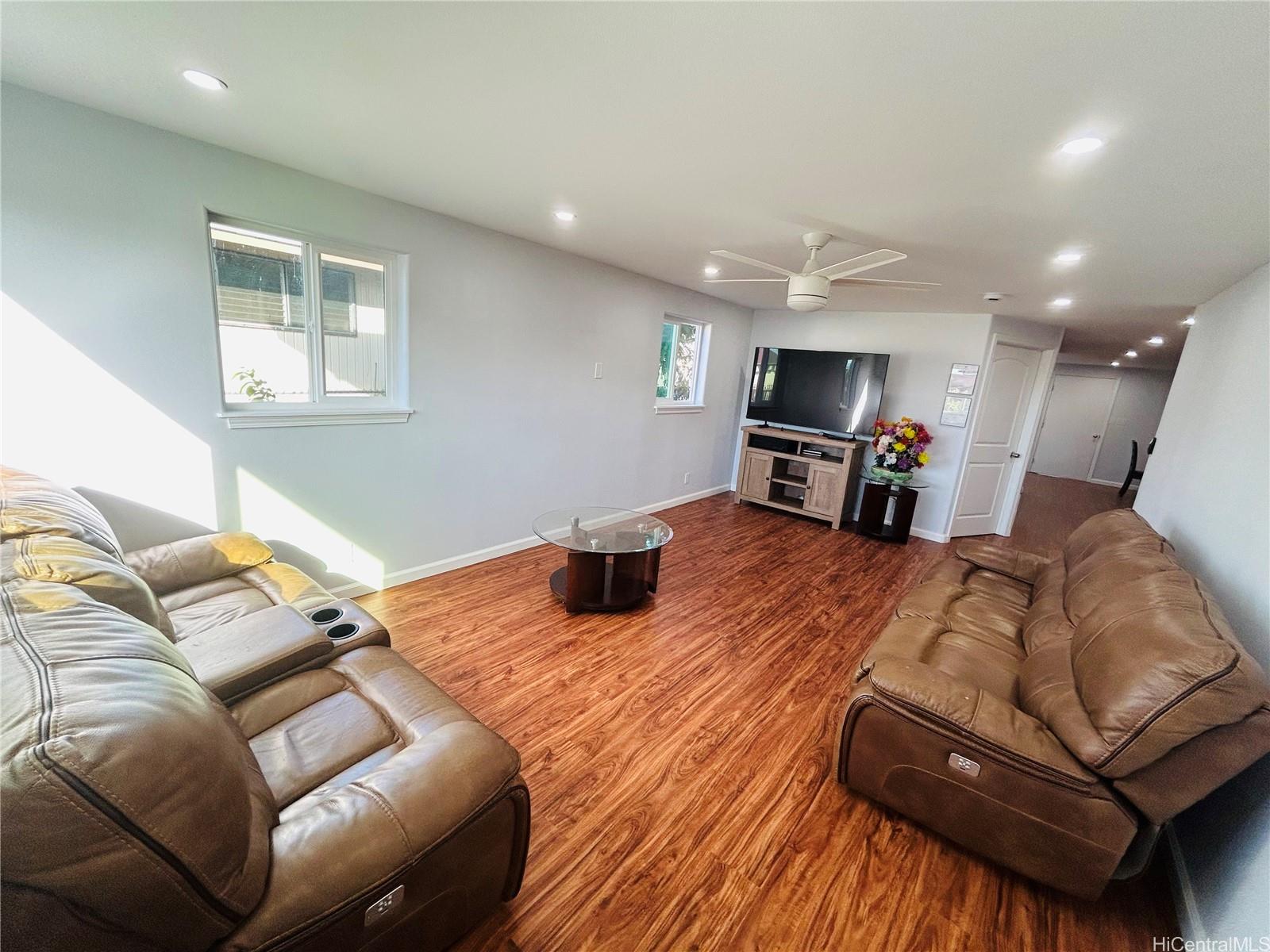 94-220  Waipahu Street Robinson Heights, Waipahu home - photo 3 of 23