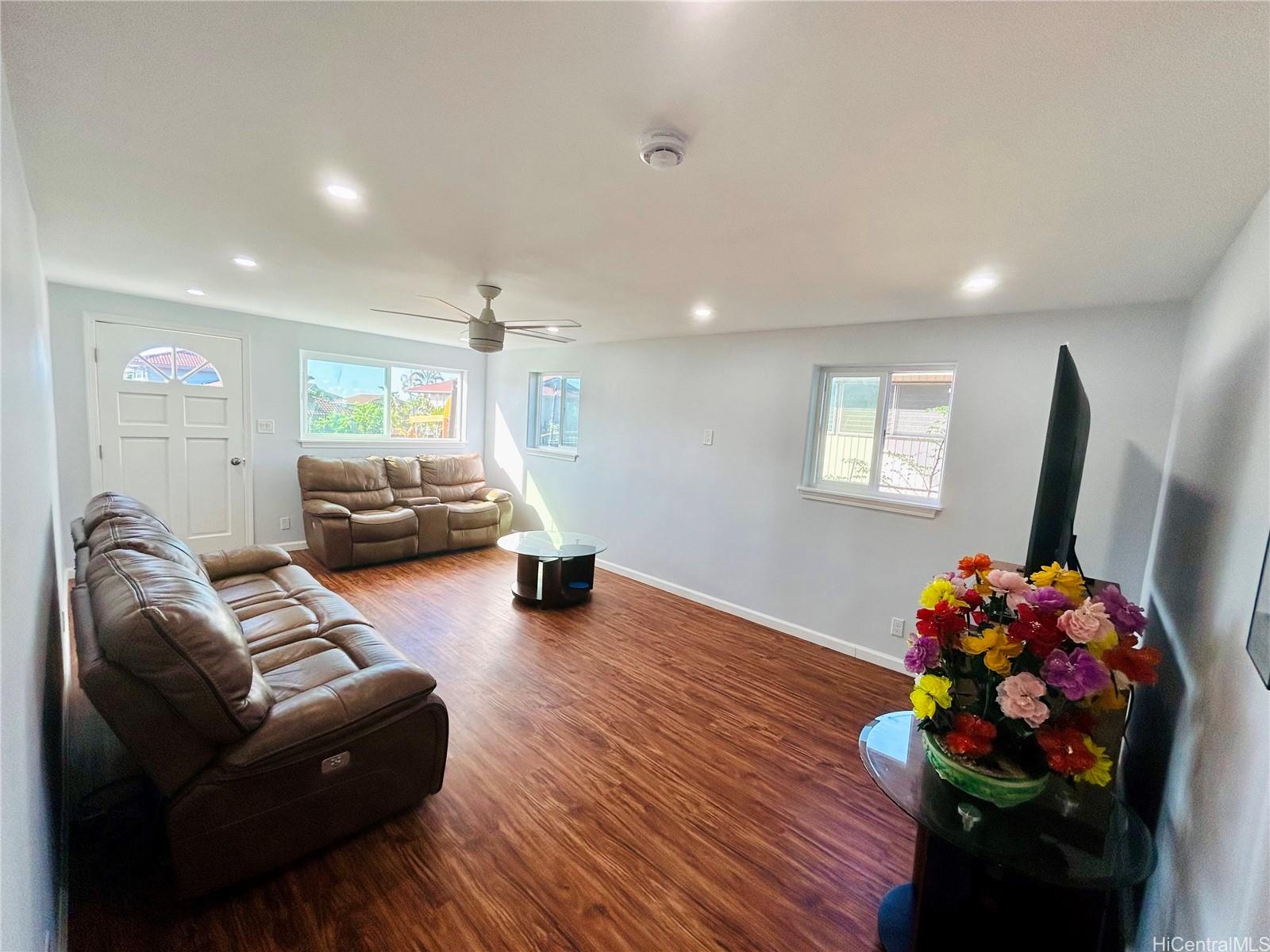 94-220  Waipahu Street Robinson Heights, Waipahu home - photo 4 of 23