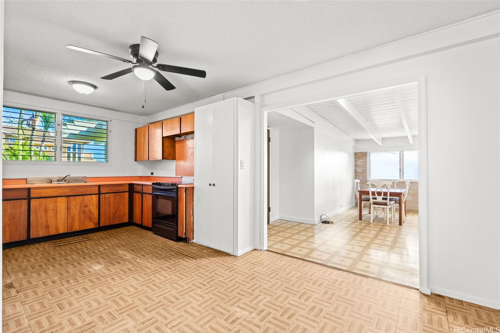 94-326  Kipou Pl Harbor View, Waipahu home - photo 8 of 24