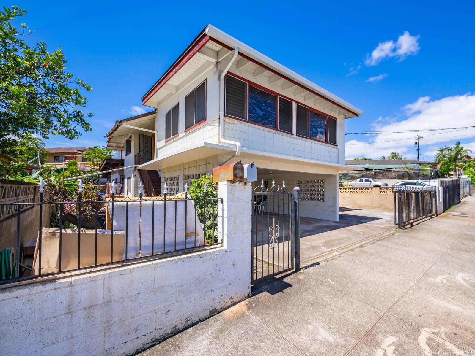 94-346  Mokuola Street Waipahu-lower, Waipahu home - photo 2 of 25