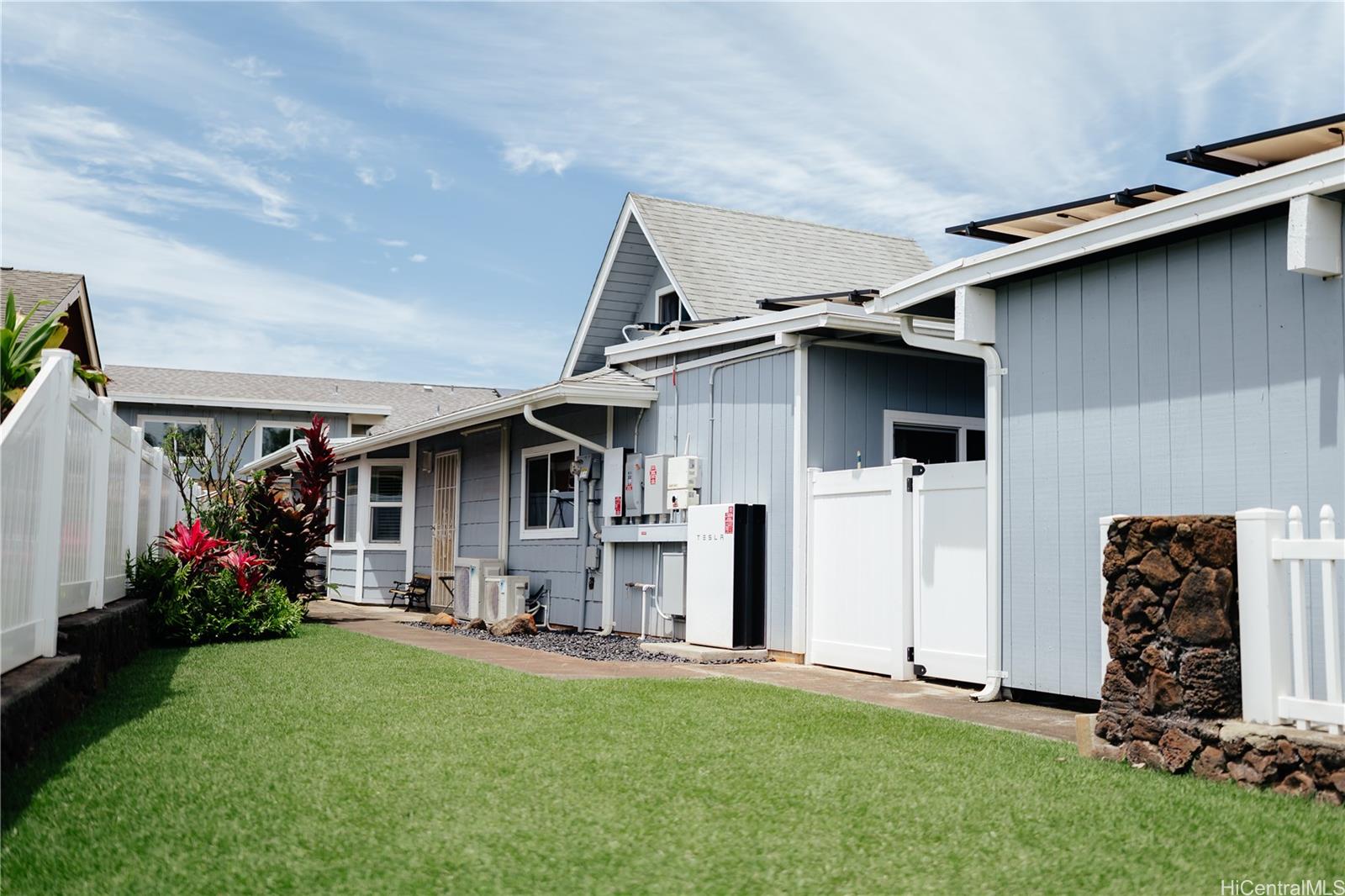 94-386  Makapipipi Street Mililani Area, Central home - photo 2 of 25