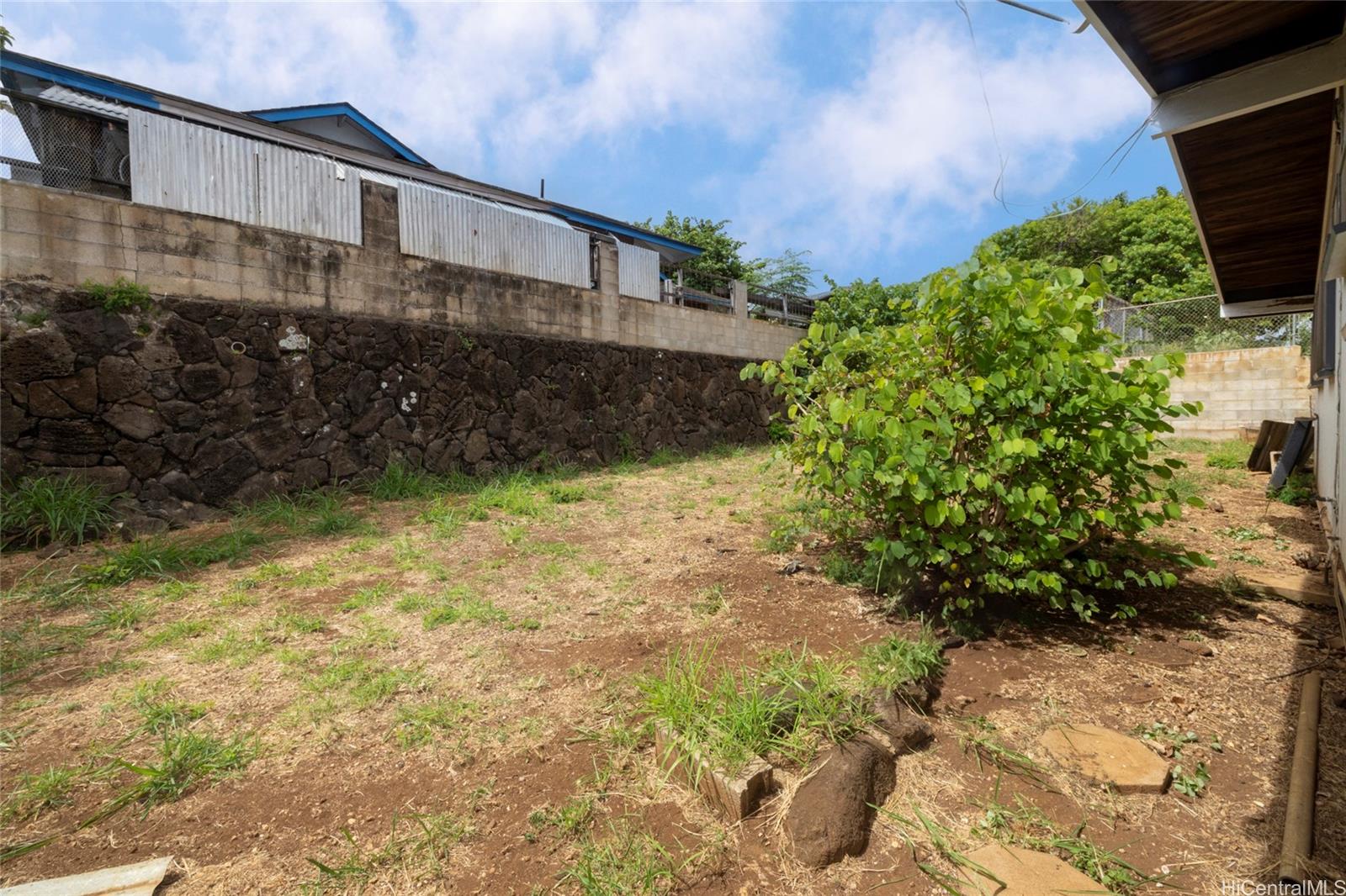 94-399  Apowale Street Waipahu Gardens, Waipahu home - photo 13 of 16