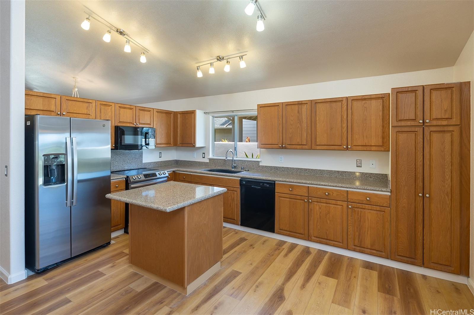 94-531 Lumiauau St Waipahu - Rental - photo 3 of 19