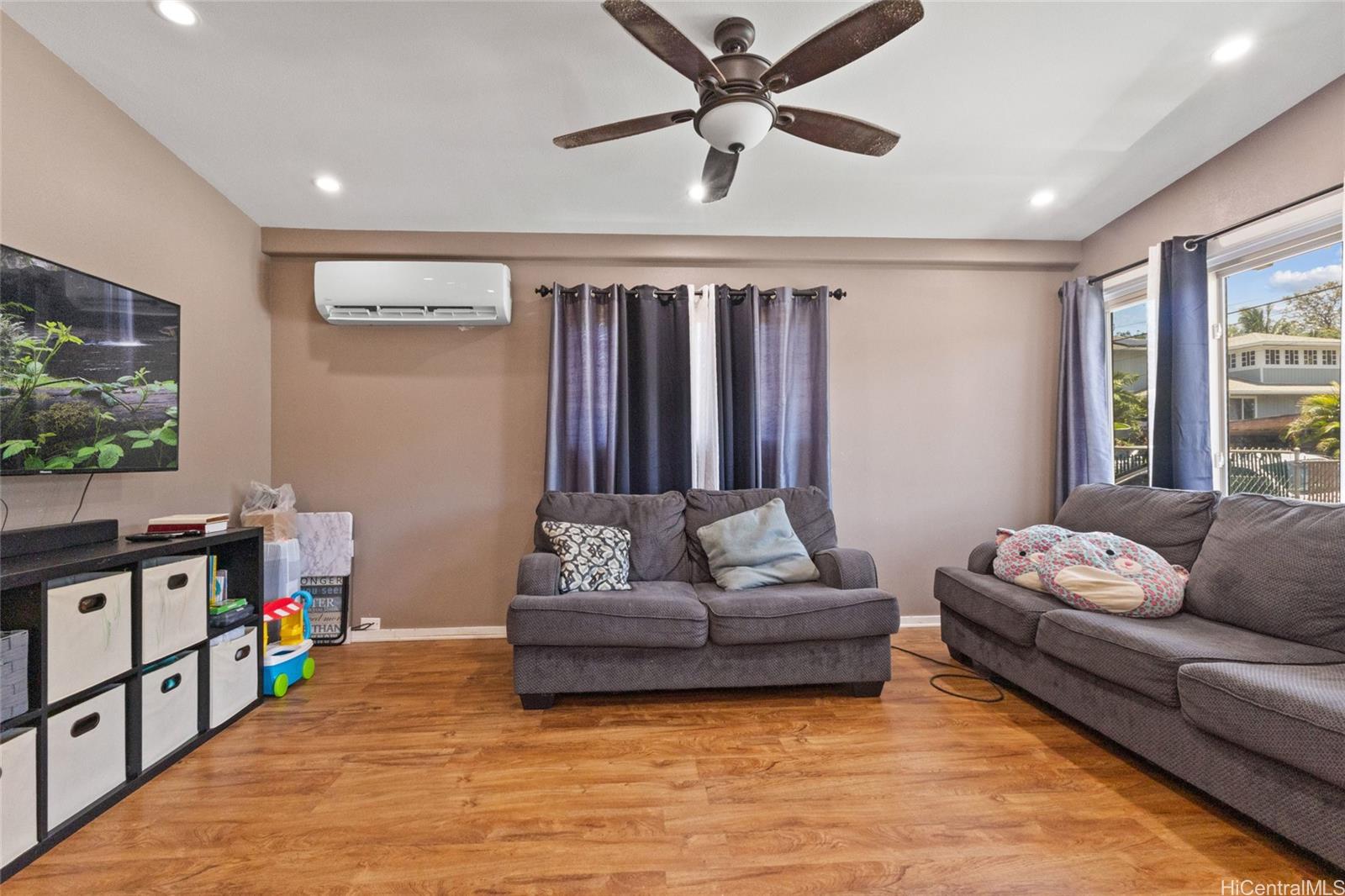 94-555  Awamoi Street Waipahu Gardens, Waipahu home - photo 2 of 23