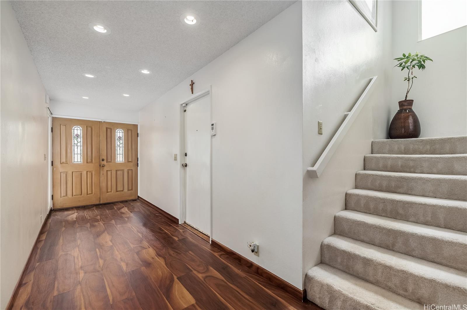 94-570  Holaniku Street Mililani Area, Central home - photo 4 of 23