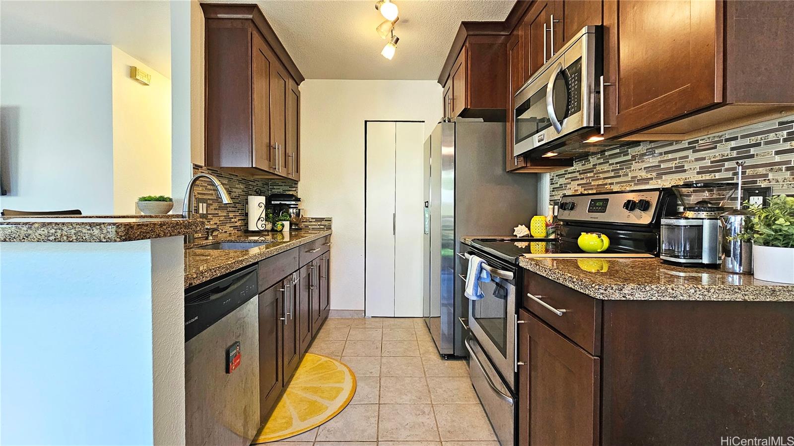 Waikele townhouse # X104, Waipahu, Hawaii - photo 11 of 25