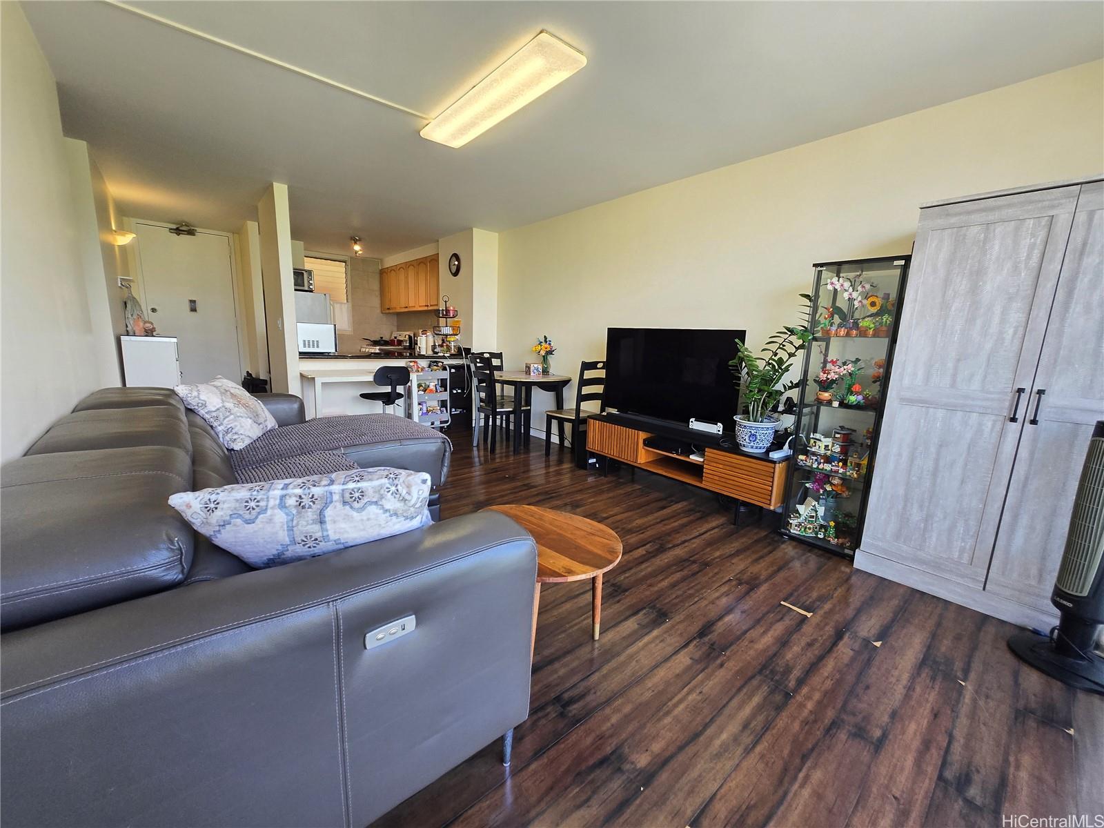 Holiday Lakeview condo # 1303, Honolulu, Hawaii - photo 3 of 15