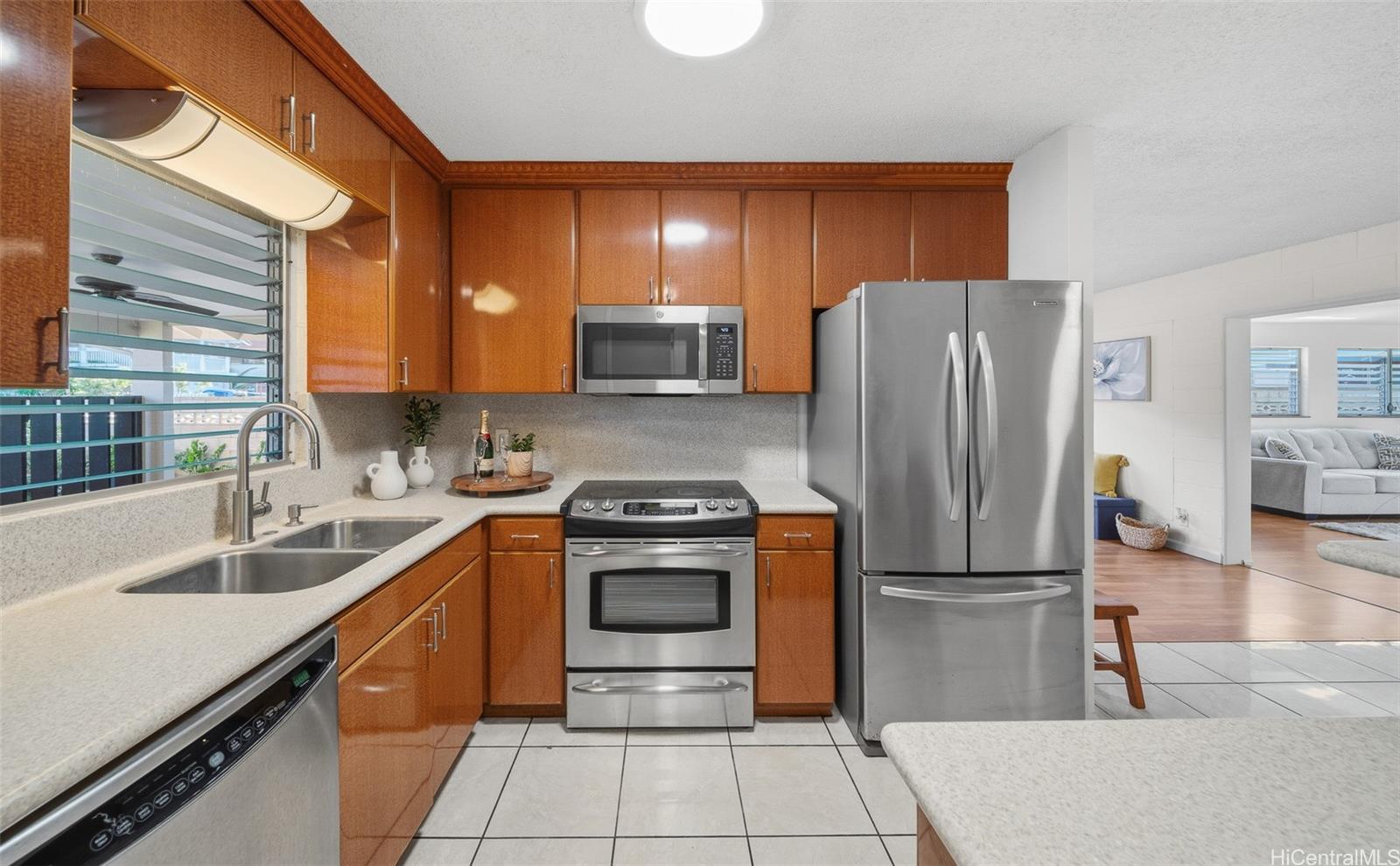 94-934  Hiapo Street Waipahu Estates, Waipahu home - photo 9 of 23