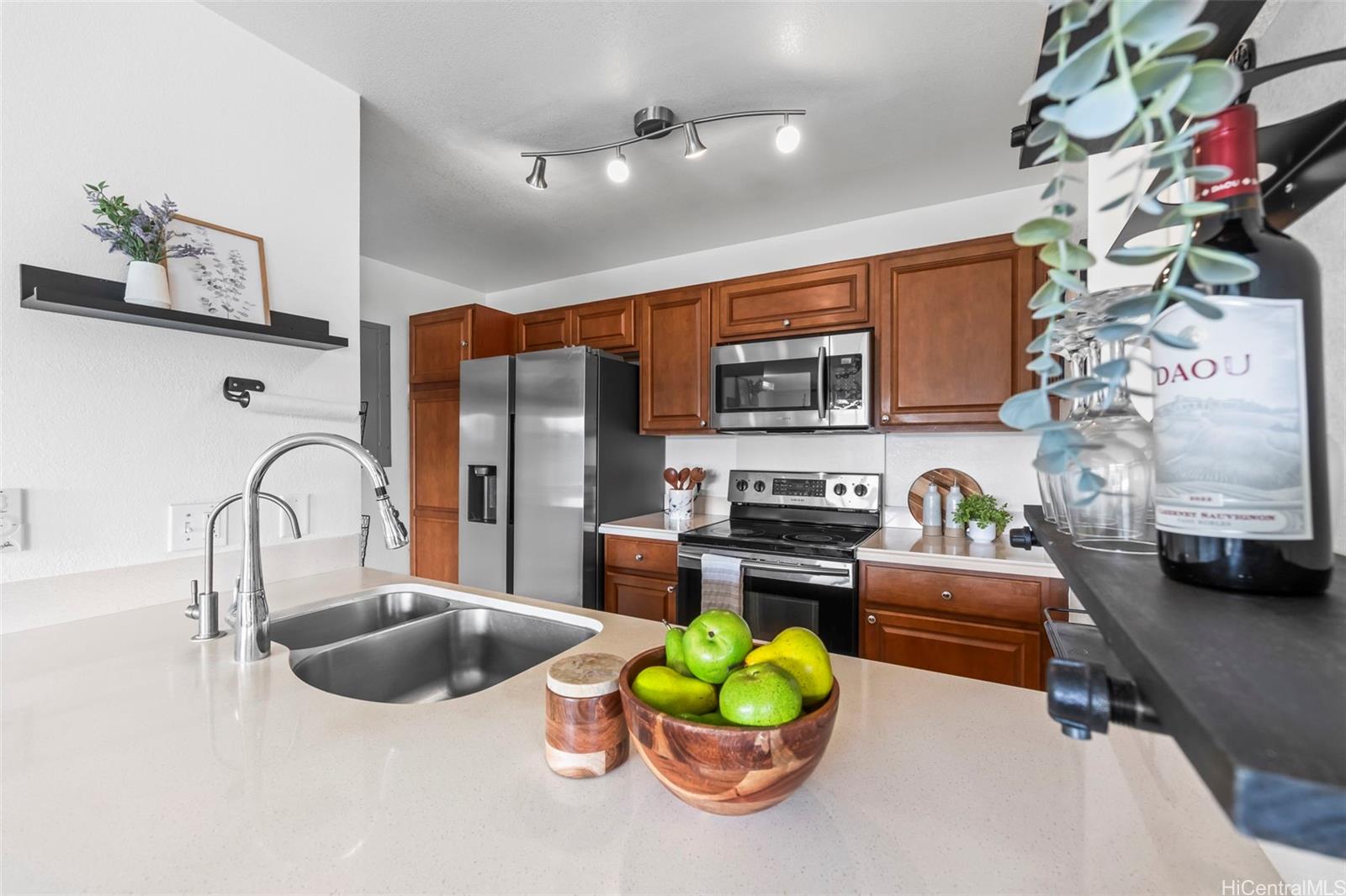 Mililani Town Association townhouse # 124, Mililani, Hawaii - photo 3 of 19