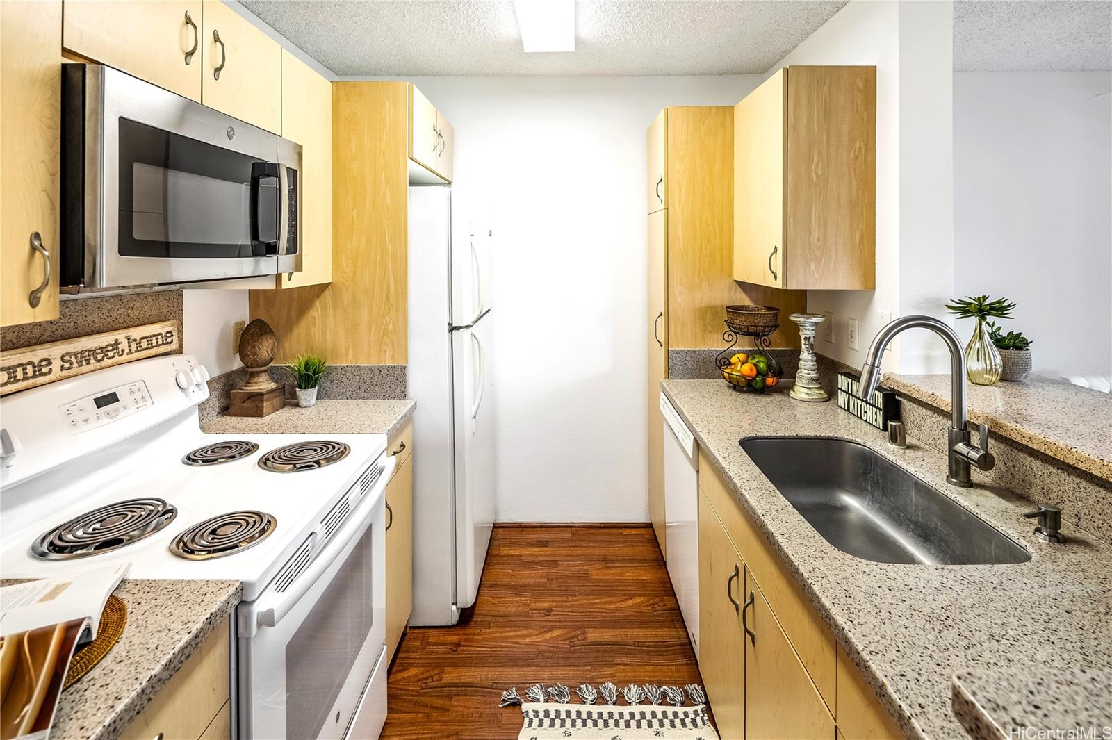 Launani Valley townhouse # D105, Mililani, Hawaii - photo 4 of 25