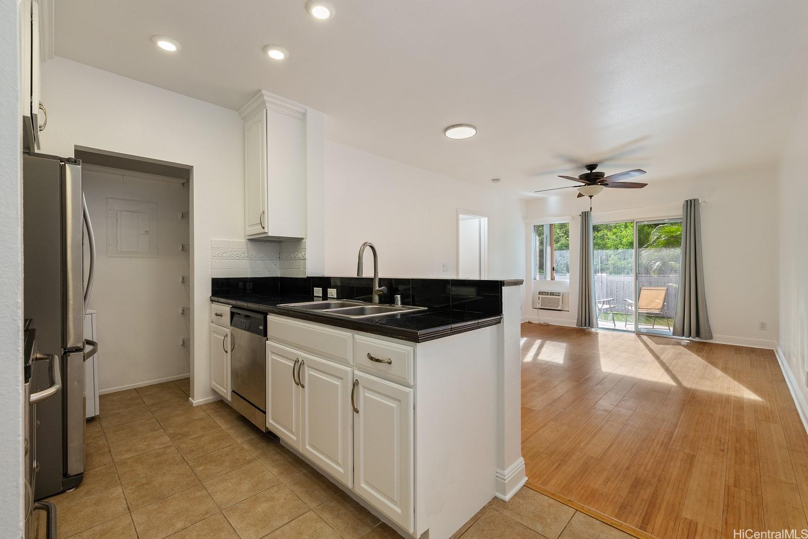 Launani Valley townhouse # E101, Mililani, Hawaii - photo 3 of 24