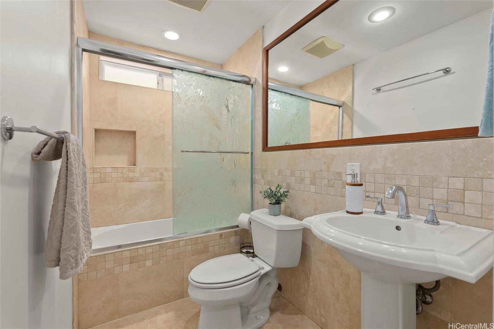 976  Kalawai Place Enchanted Lake, Kailua home - photo 9 of 25