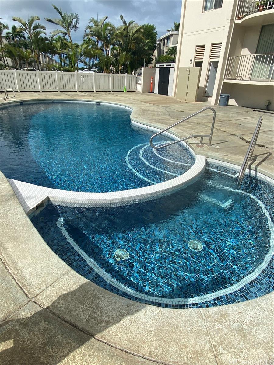 Pearl Ridge Gdns & Twr condo # 2208, Aiea, Hawaii - photo 2 of 20