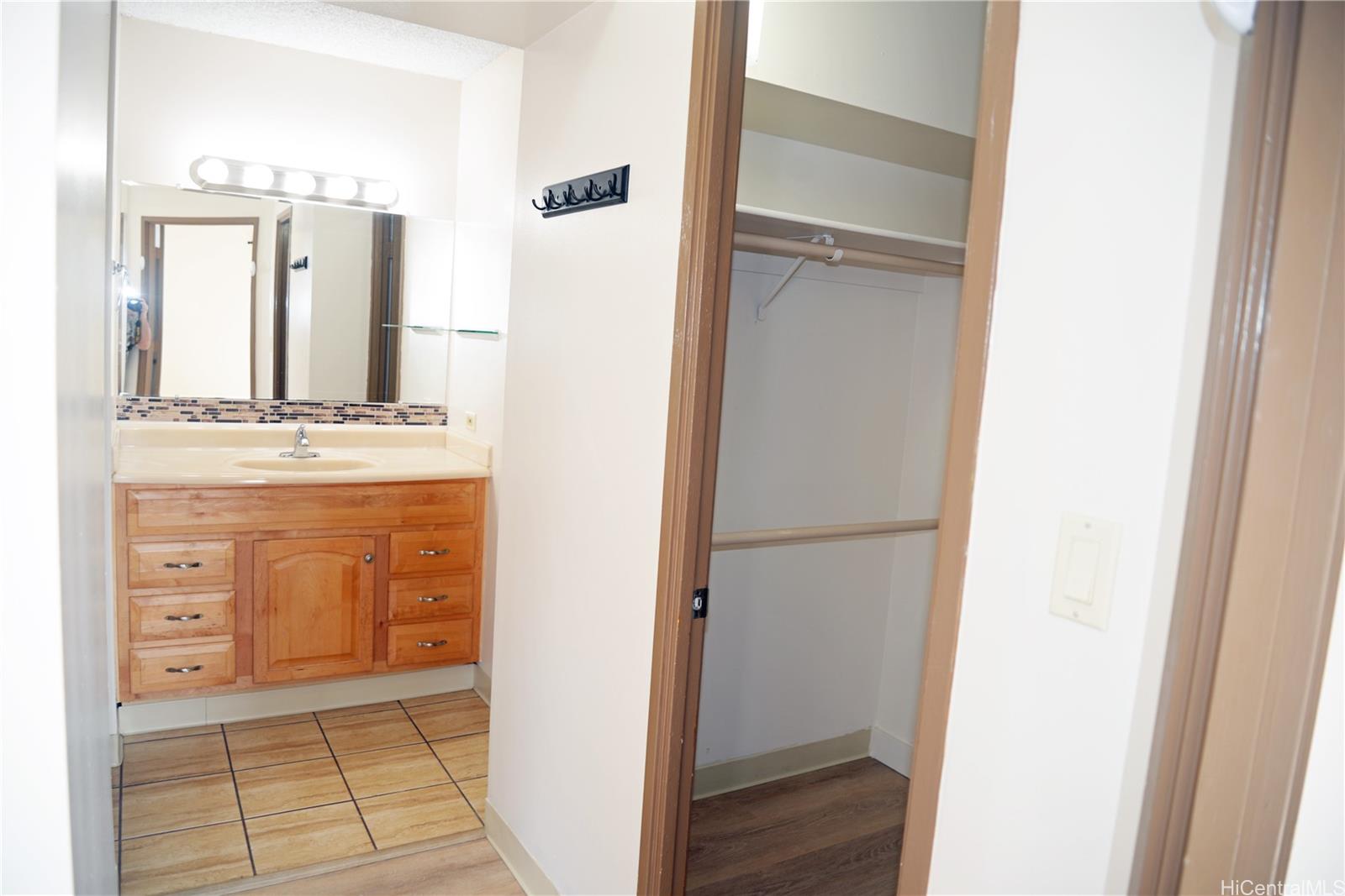 Pearl Ridge Gdns & Twr condo # 7-1706, Aiea, Hawaii - photo 8 of 23