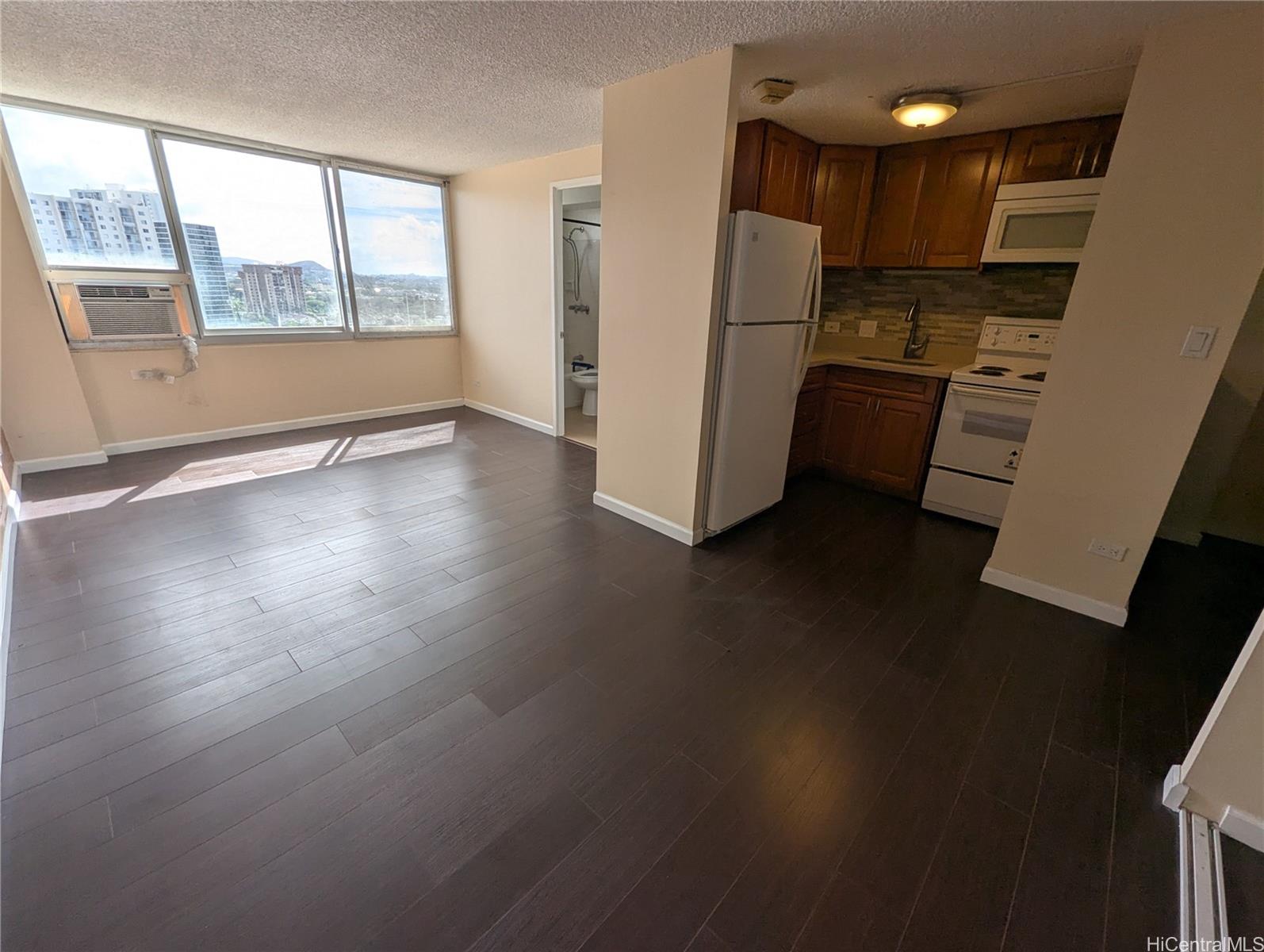 Pearlridge Square condo # 1104, Aiea, Hawaii - photo 2 of 7