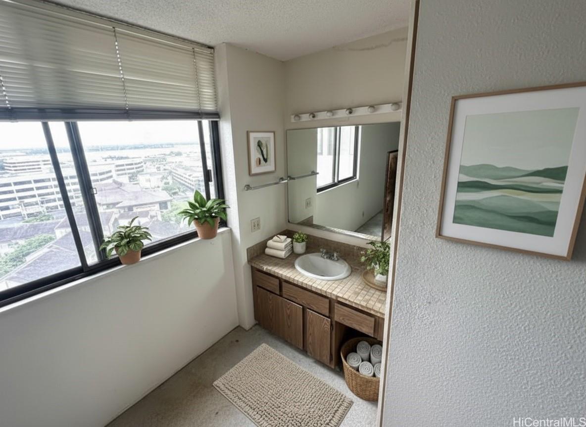 Park At Pearlridge condo # C1206, Aiea, Hawaii - photo 5 of 9