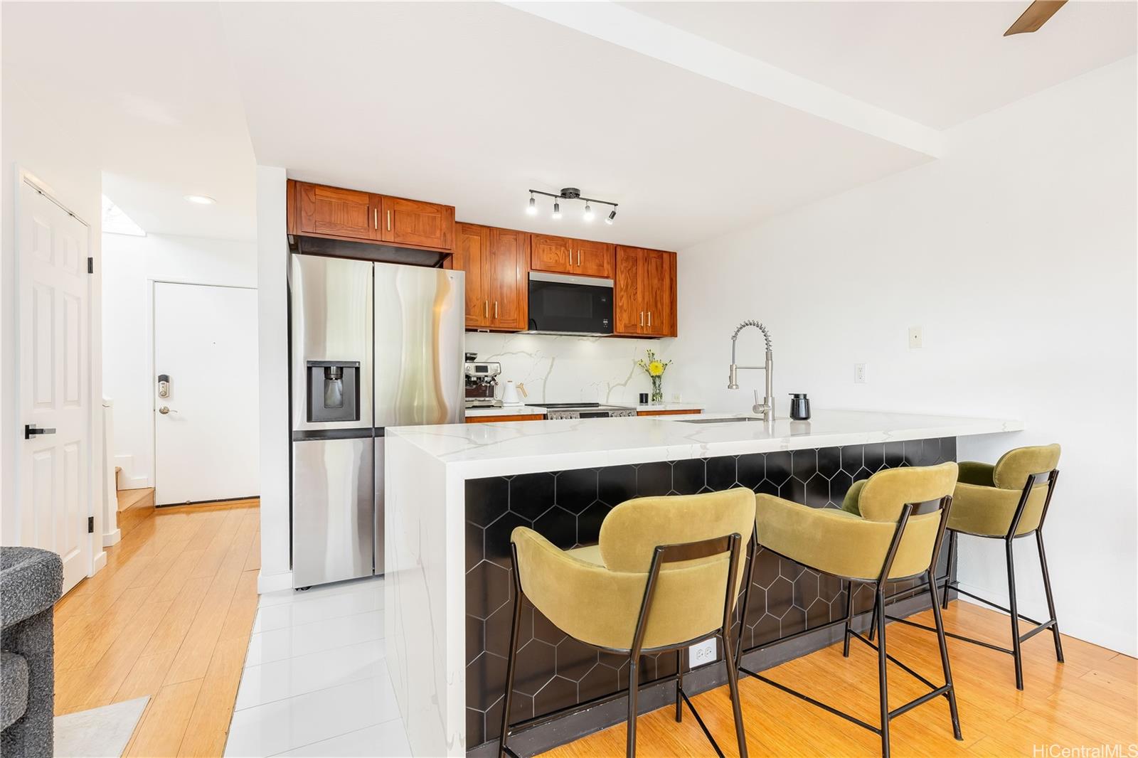 98-380 Koauka Loop townhouse # 342, Aiea, Hawaii - photo 3 of 25