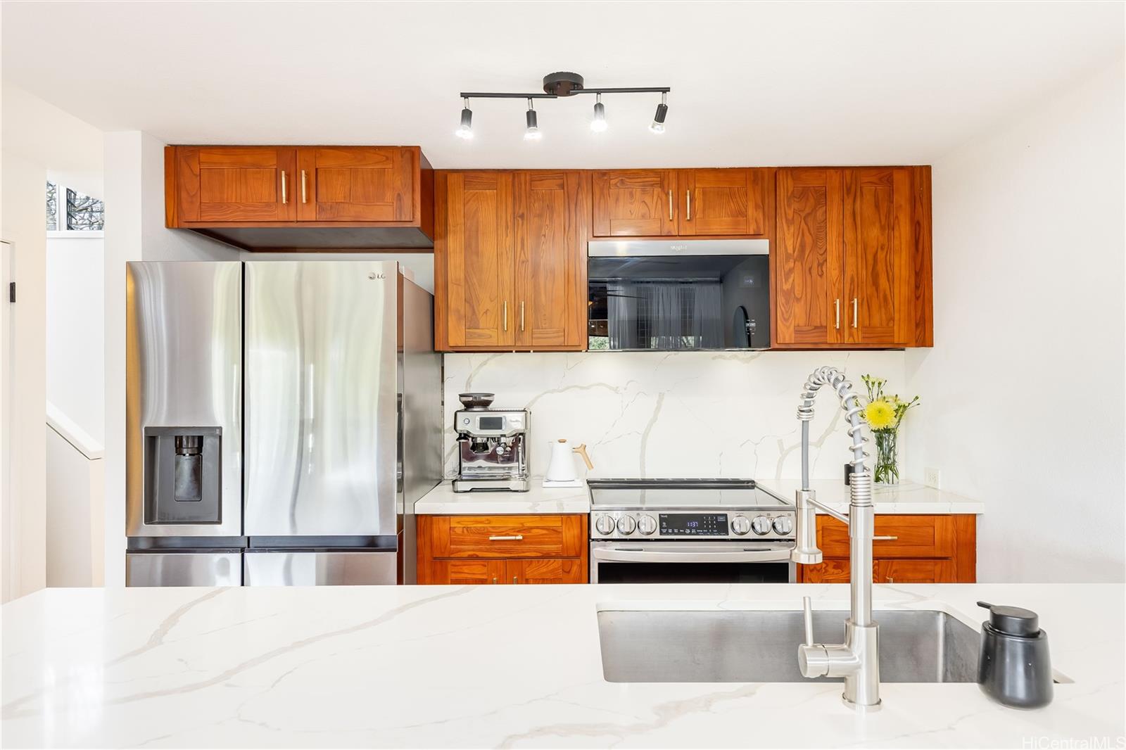 98-380 Koauka Loop townhouse # 342, Aiea, Hawaii - photo 4 of 25