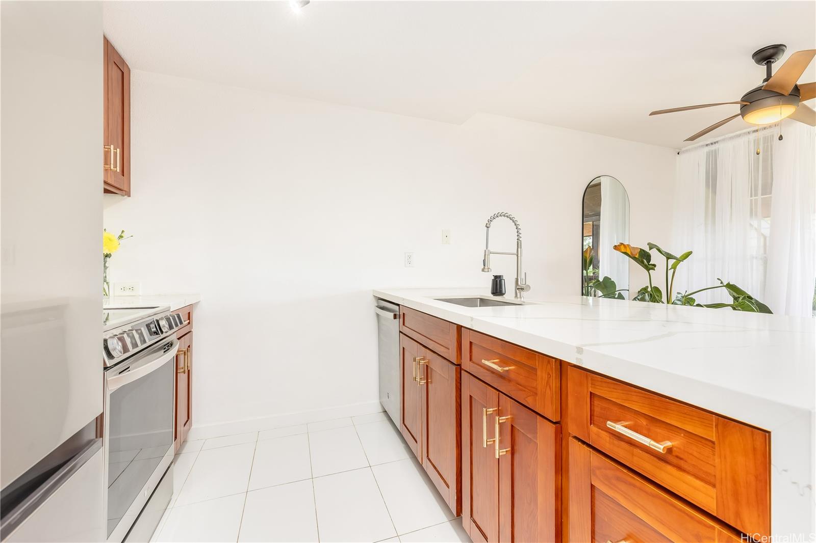 98-380 Koauka Loop townhouse # 342, Aiea, Hawaii - photo 5 of 25