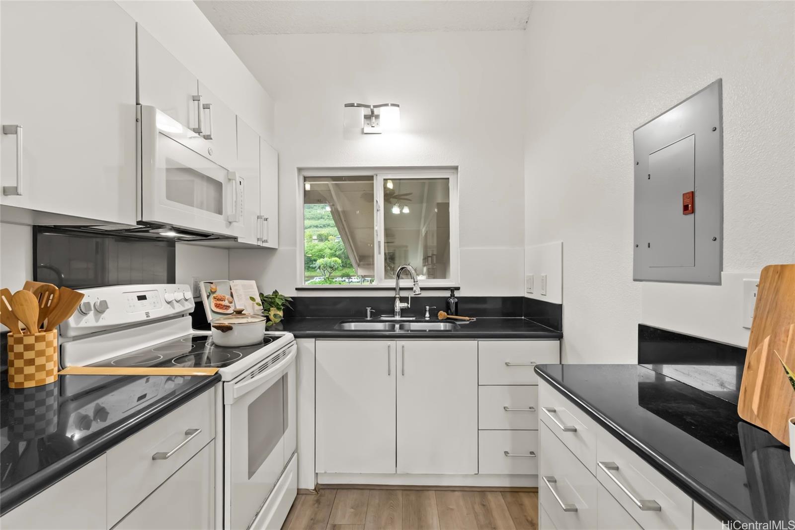 Newtown Meadows condo # 8B2, Aiea, Hawaii - photo 4 of 20