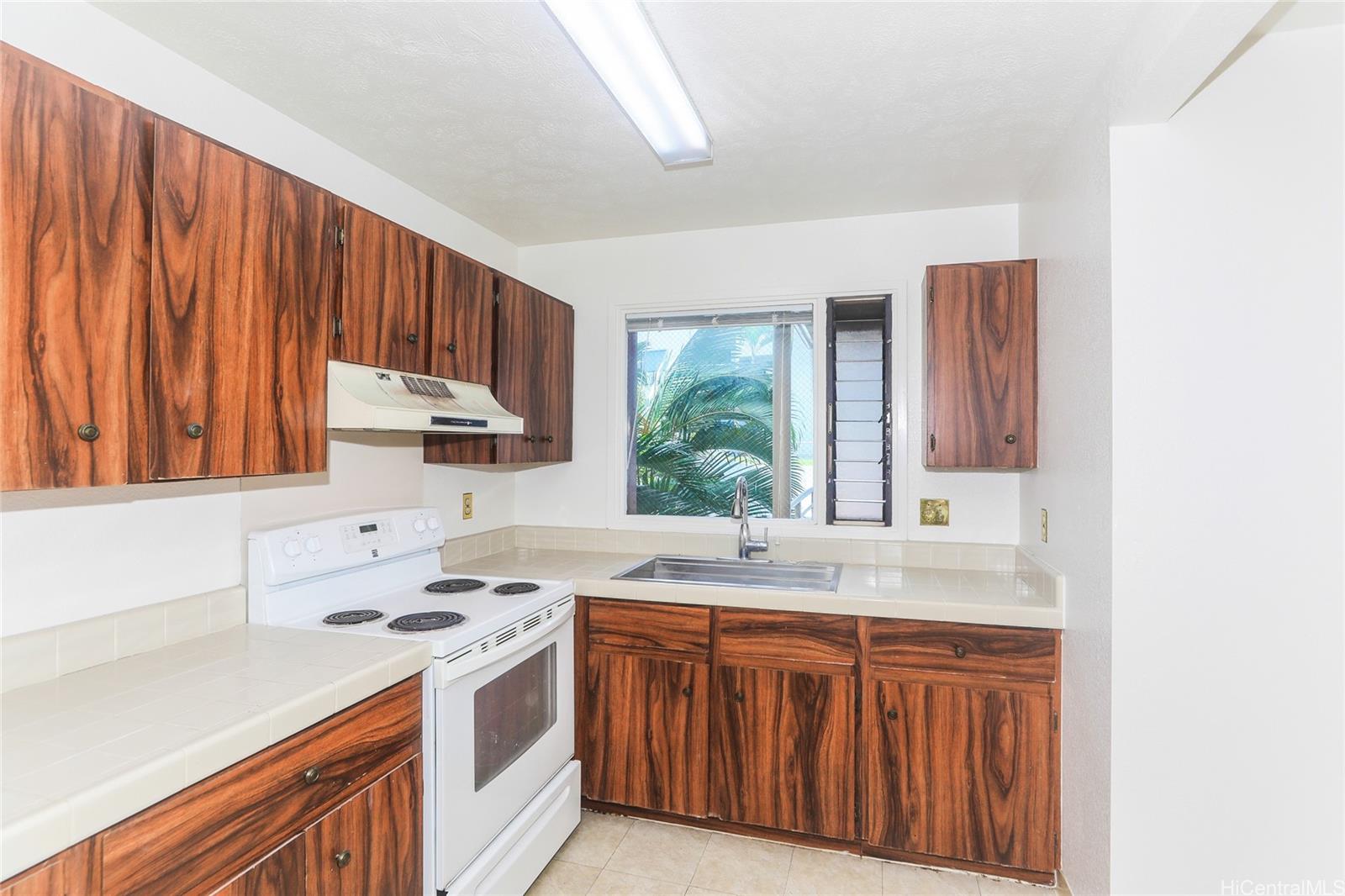 98-630 Moanalua Loop townhouse # 219, Aiea, Hawaii - photo 3 of 11