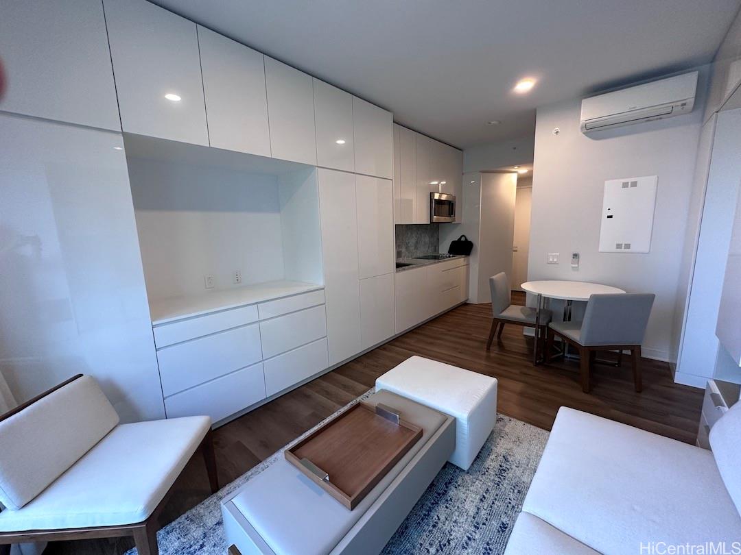 987 Queen St Honolulu - Rental - photo 2 of 8