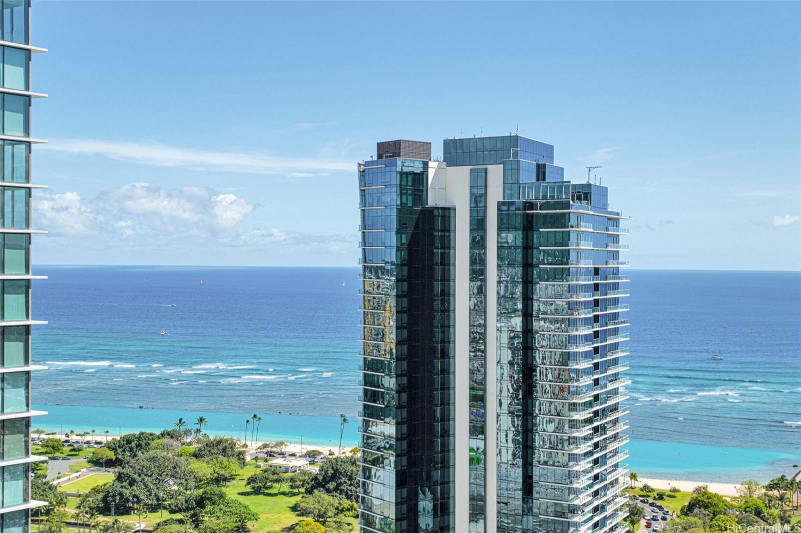 987 Queen St Honolulu - Rental - photo 3 of 24