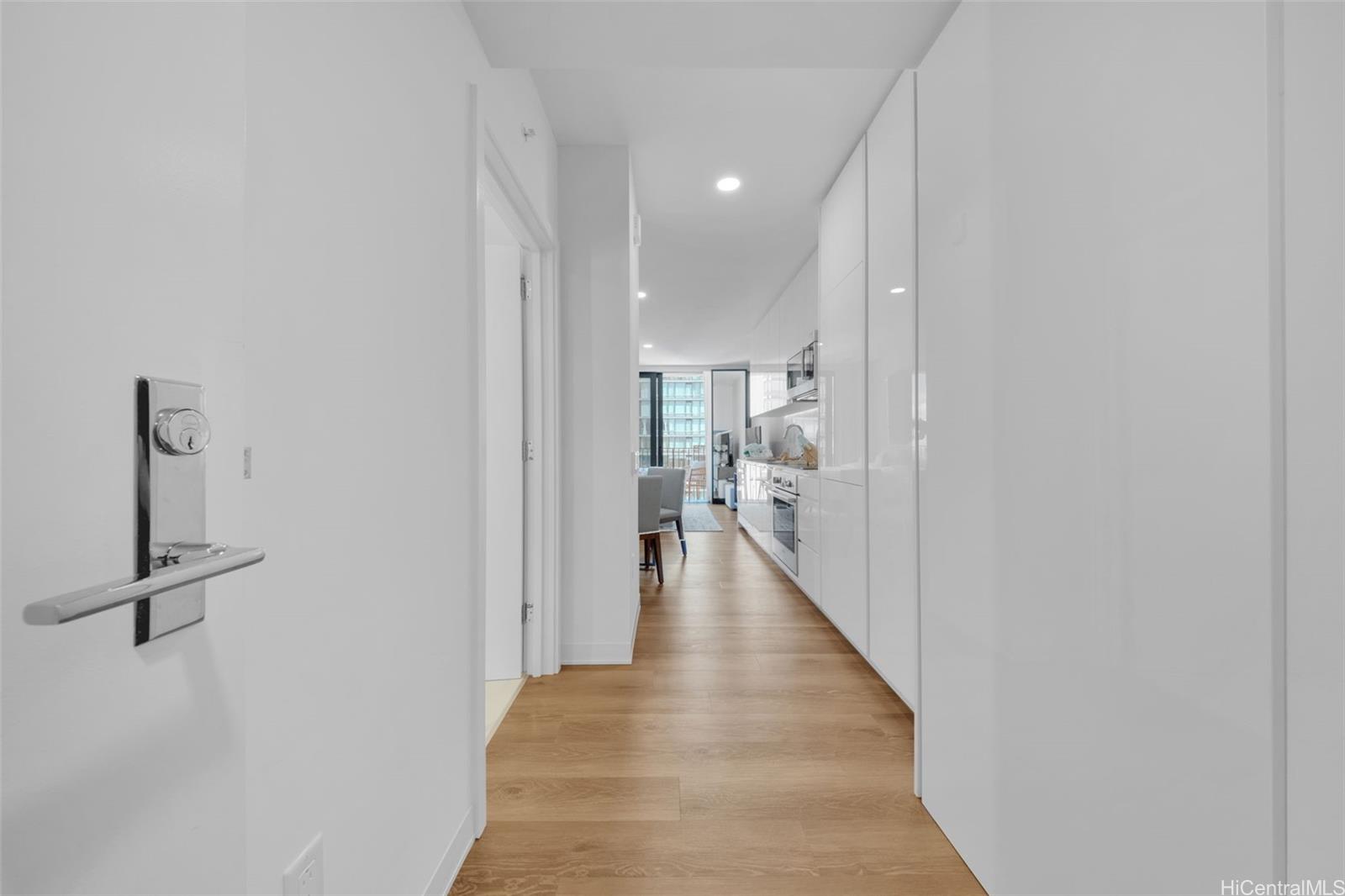 987 Queen St Honolulu - Rental - photo 4 of 24