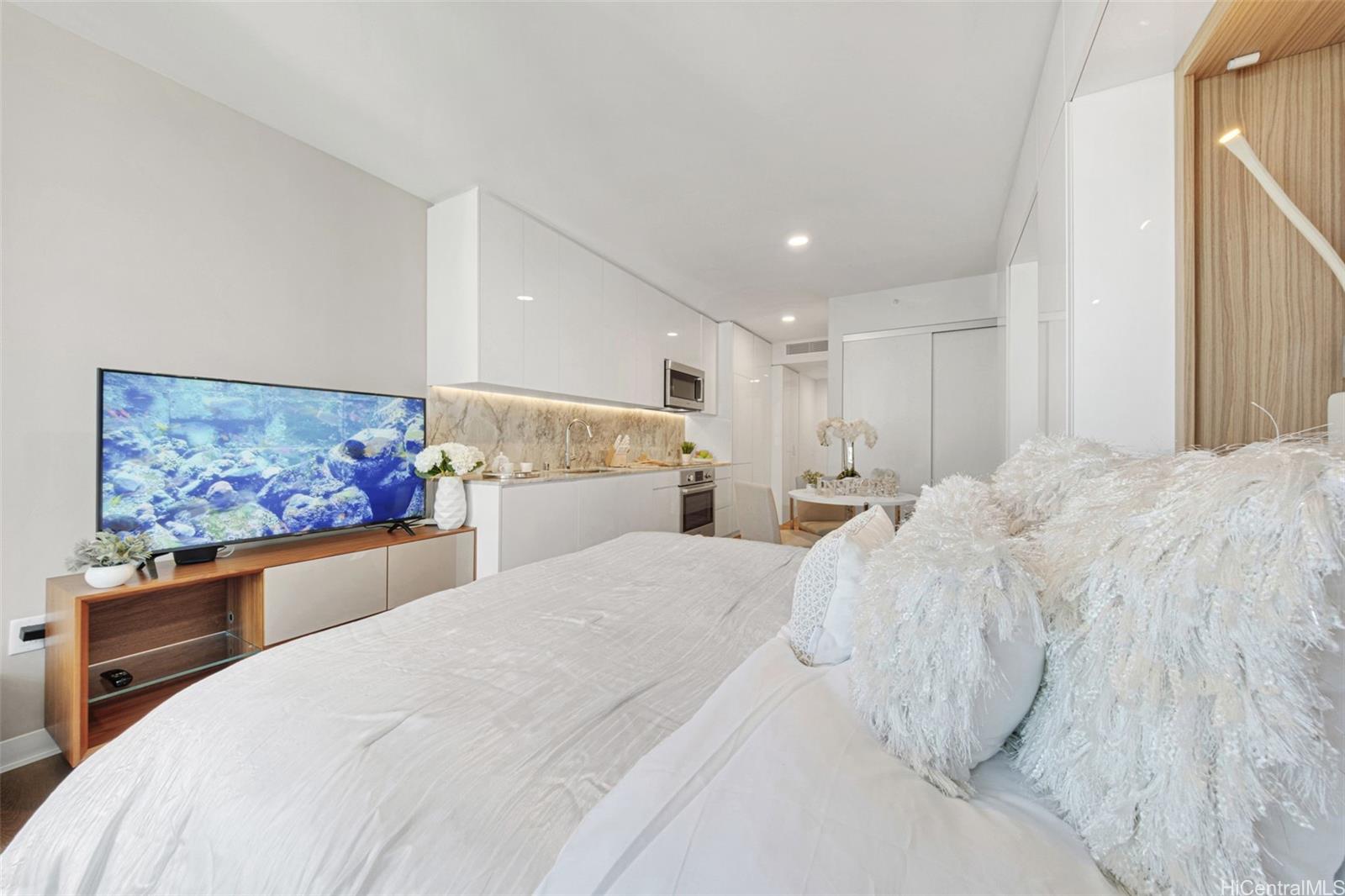 987 Queen St Honolulu - Rental - photo 6 of 24