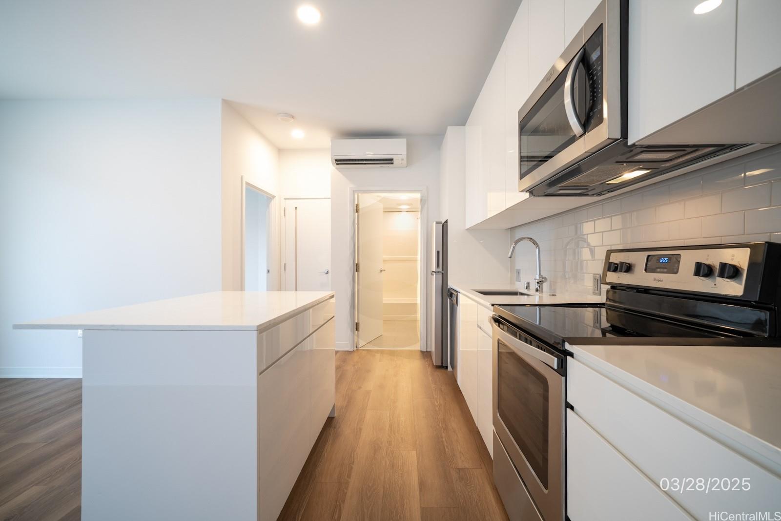 987 Queen St Honolulu - Rental - photo 6 of 21