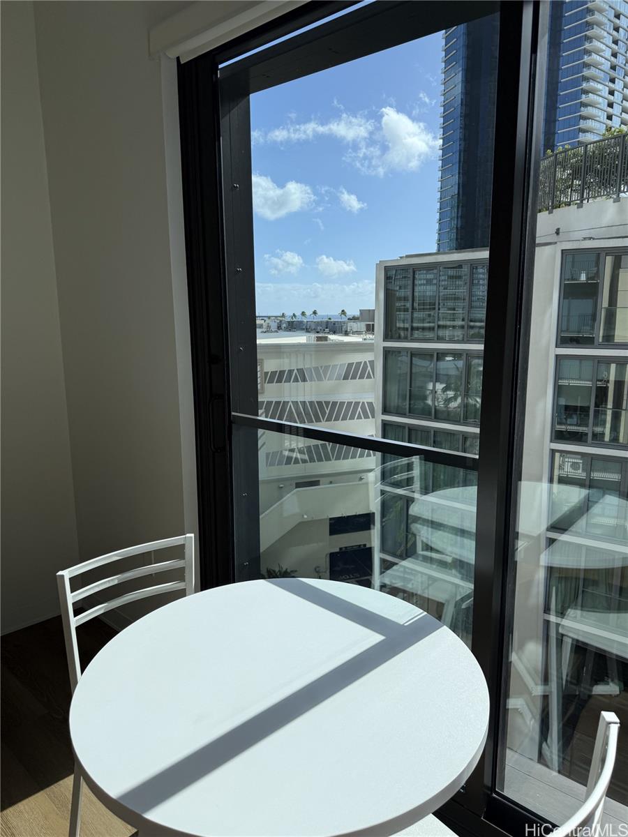 987 Queen St Honolulu - Rental - photo 3 of 23