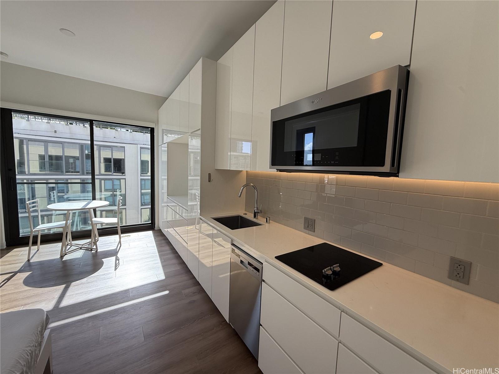 987 Queen St Honolulu - Rental - photo 6 of 23