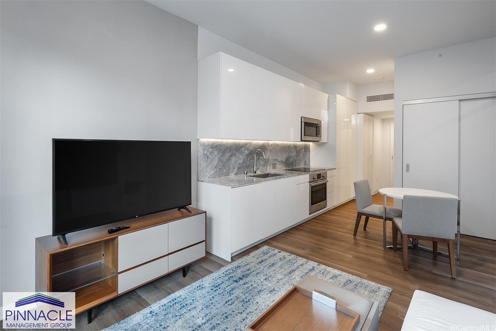 987 Queen St Honolulu - Rental - photo 3 of 11