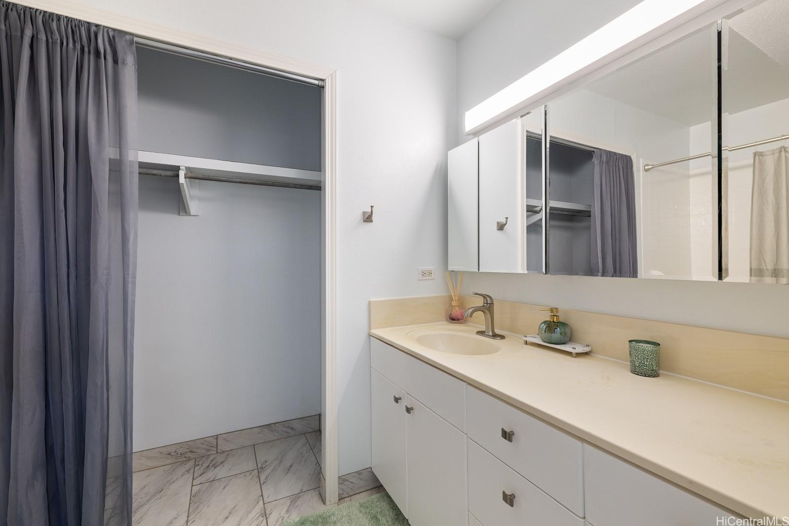 Colonnade on the Greens condo # 2102, Aiea, Hawaii - photo 11 of 25