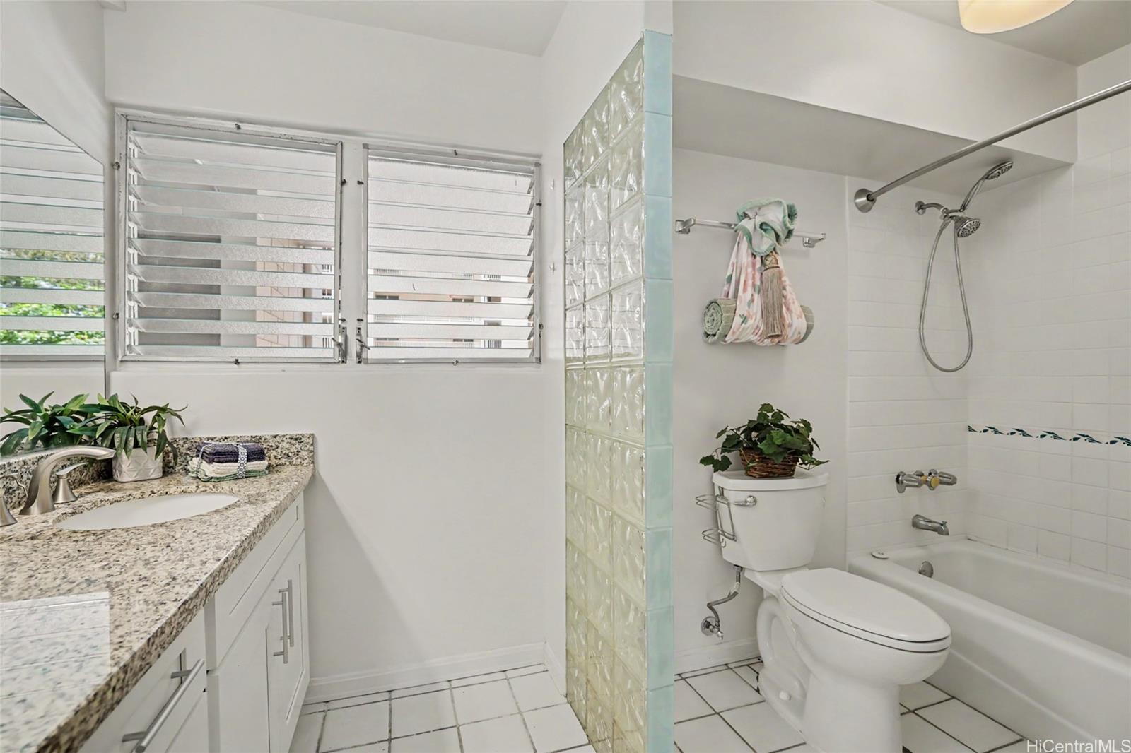 Colonnade on the Greens condo # 2-903, Aiea, Hawaii - photo 7 of 25