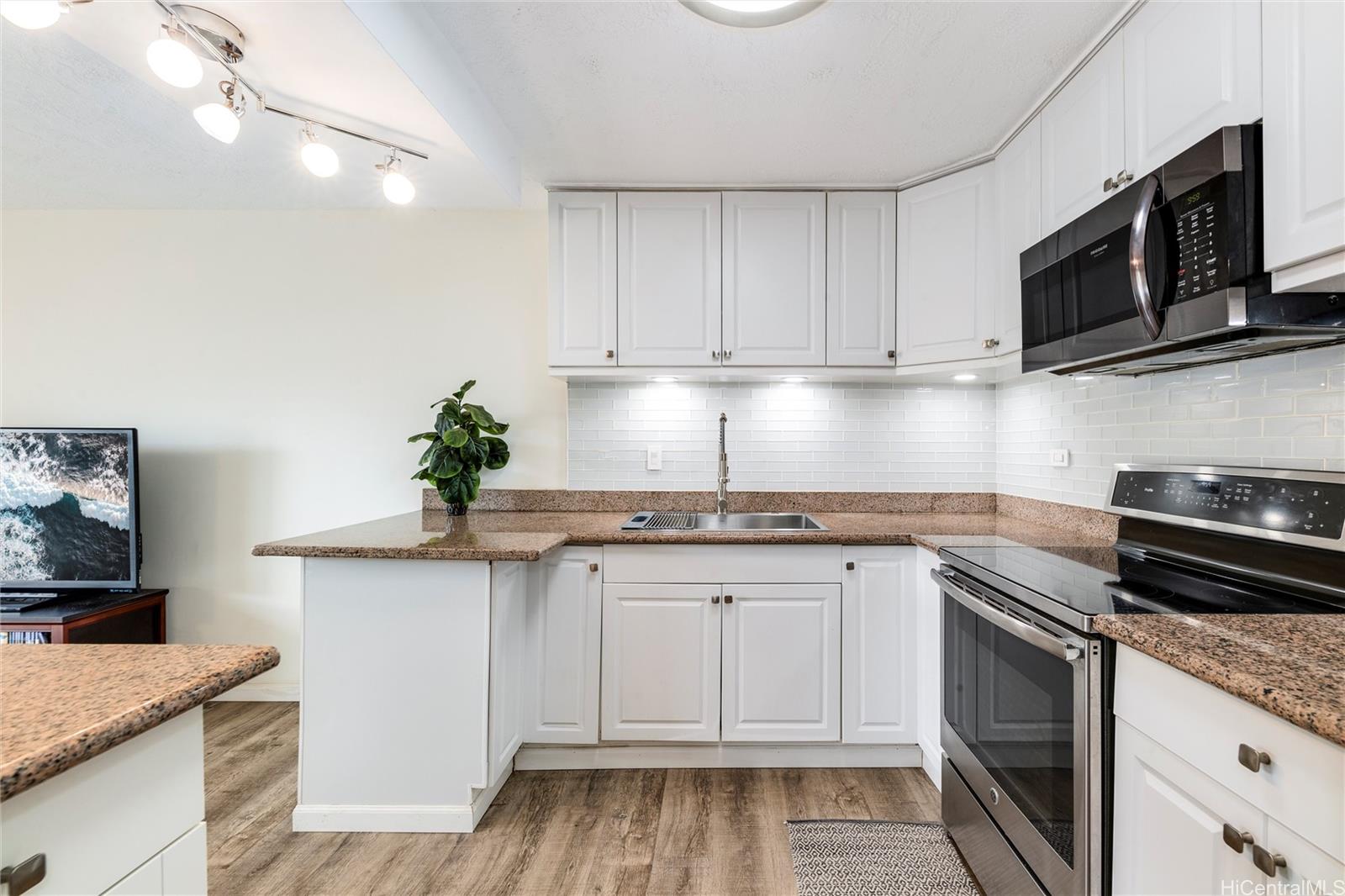 Pearl Ridge Terraces condo # 230, Aiea, Hawaii - photo 4 of 24