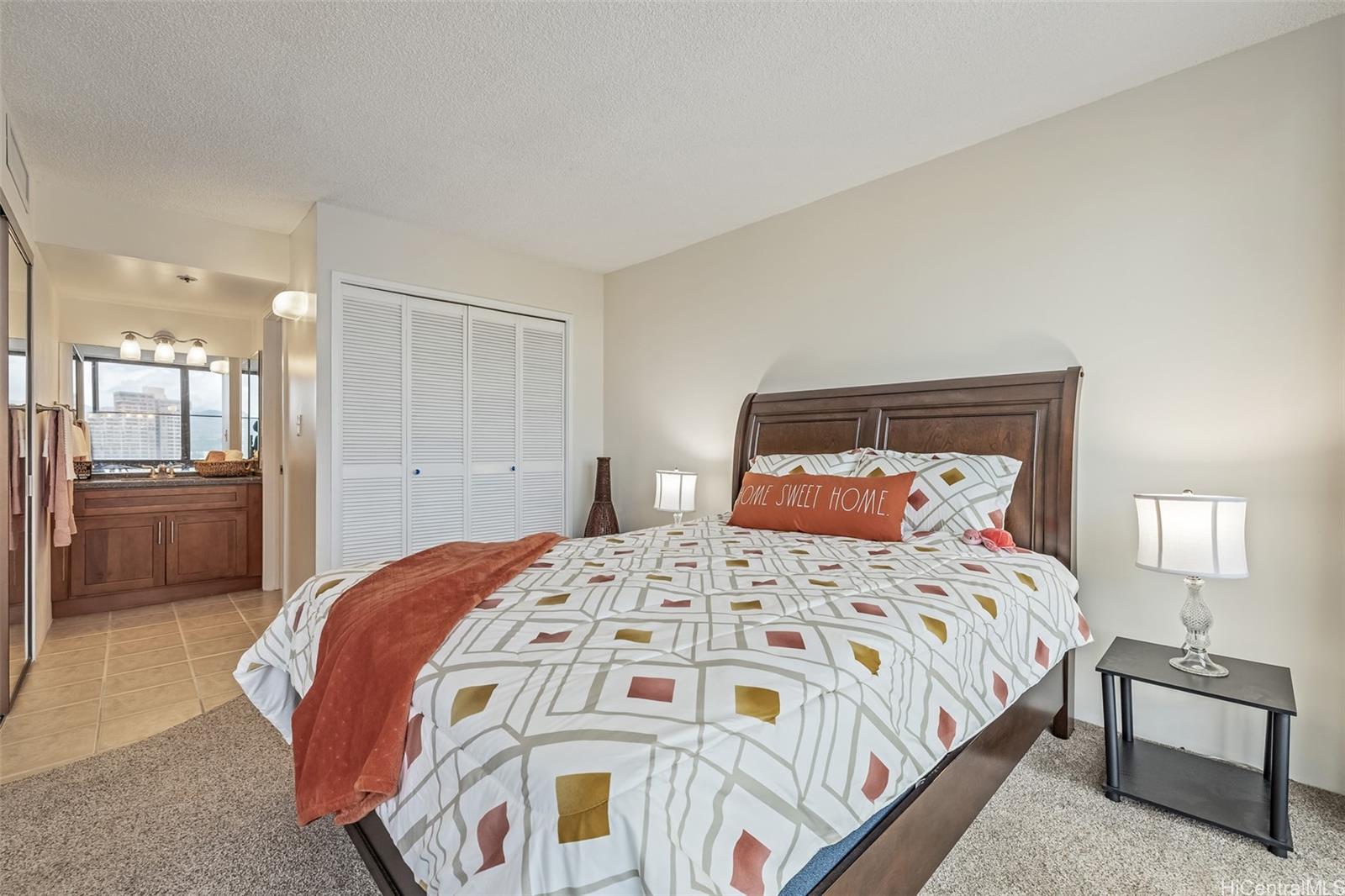 Franklin Towers condo # 17B, Honolulu, Hawaii - photo 3 of 23