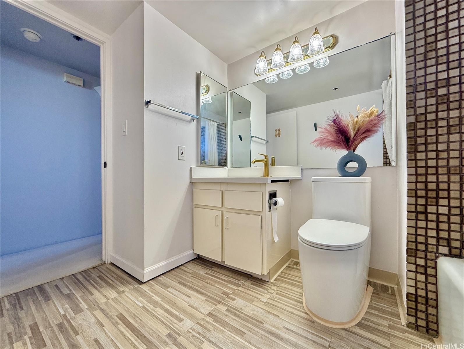 Franklin Towers condo # 19A, Honolulu, Hawaii - photo 15 of 23