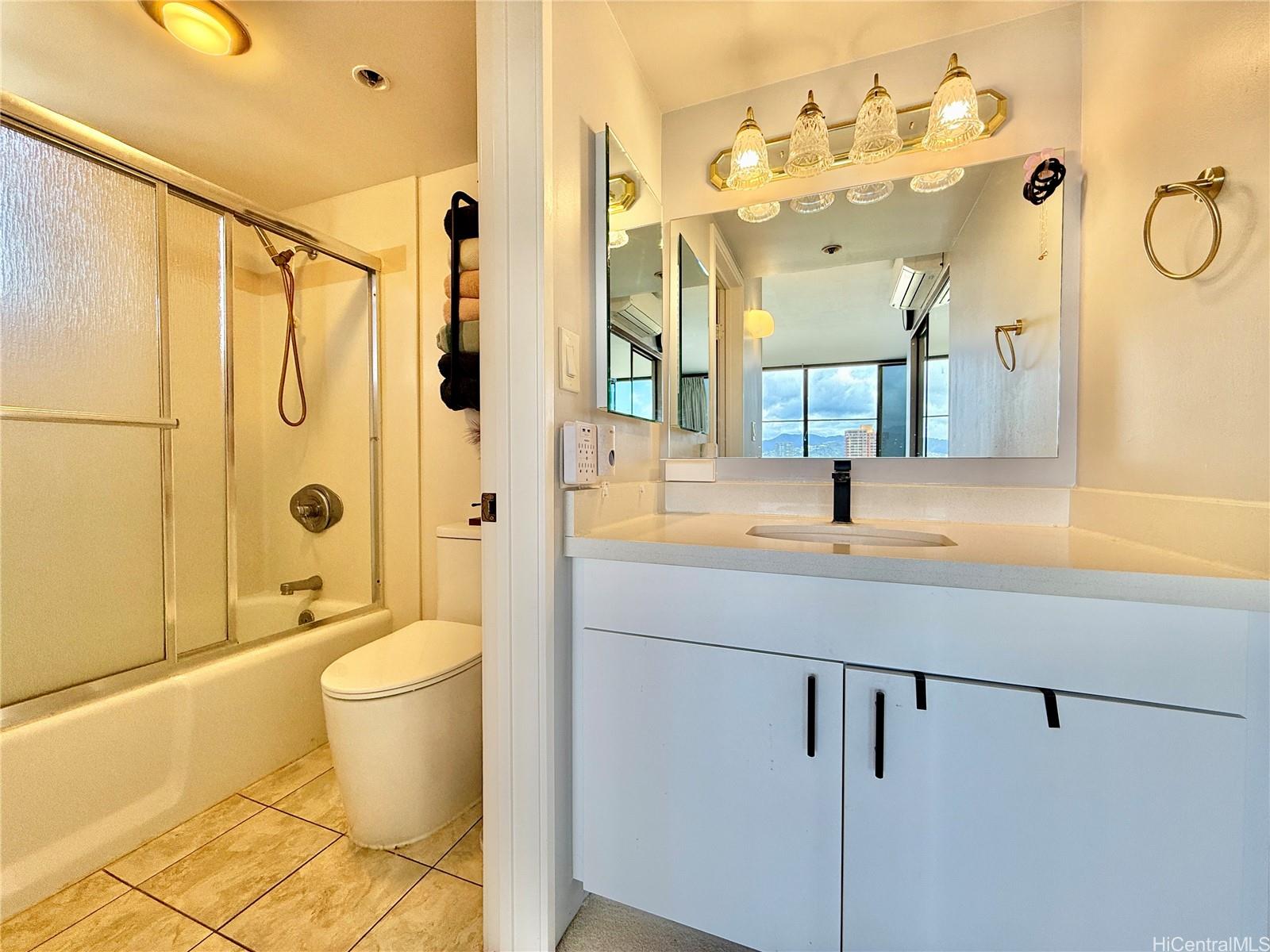 Franklin Towers condo # 19A, Honolulu, Hawaii - photo 10 of 23