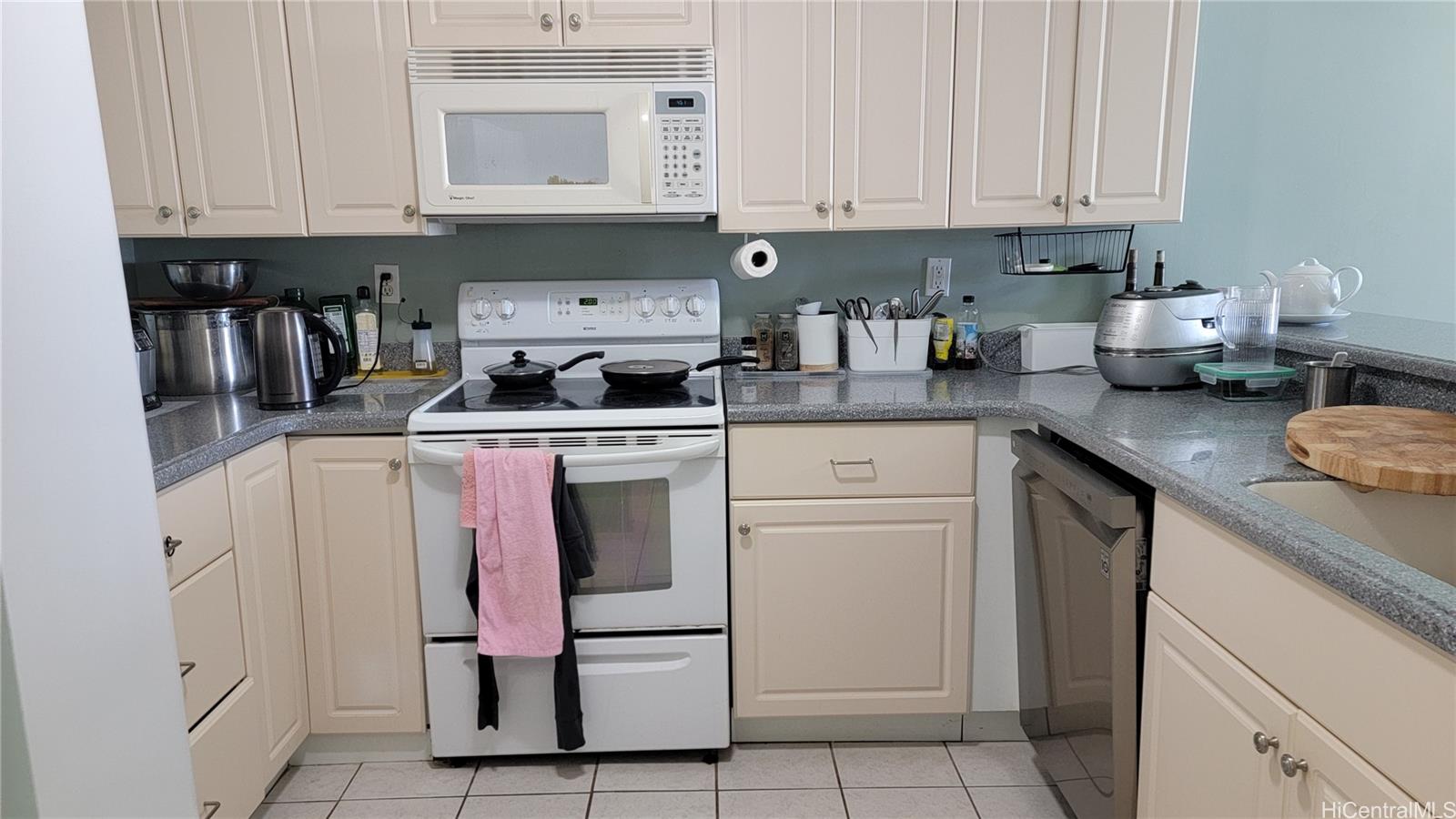 Franklin Towers condo # 22B, Honolulu, Hawaii - photo 2 of 11