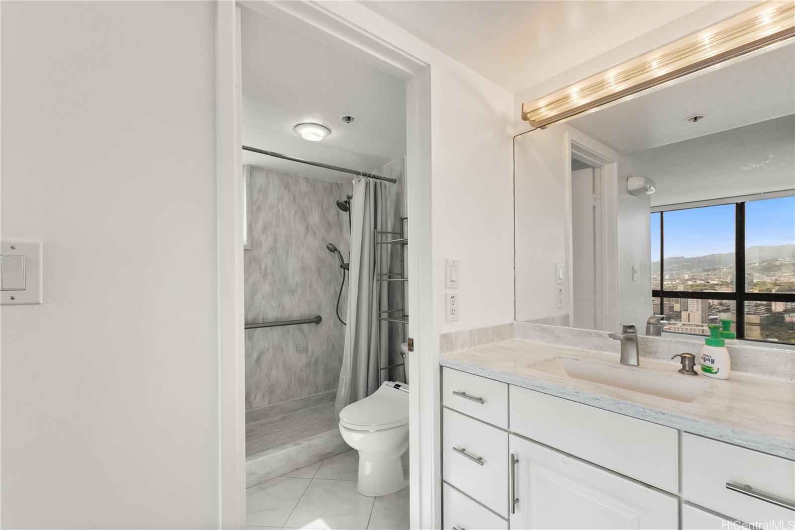 Franklin Towers condo # 32C, Honolulu, Hawaii - photo 17 of 24