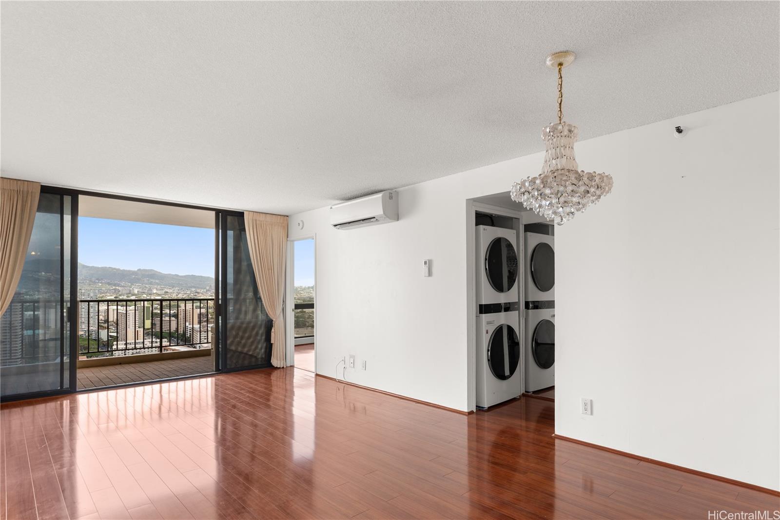 Franklin Towers condo # 32C, Honolulu, Hawaii - photo 3 of 24