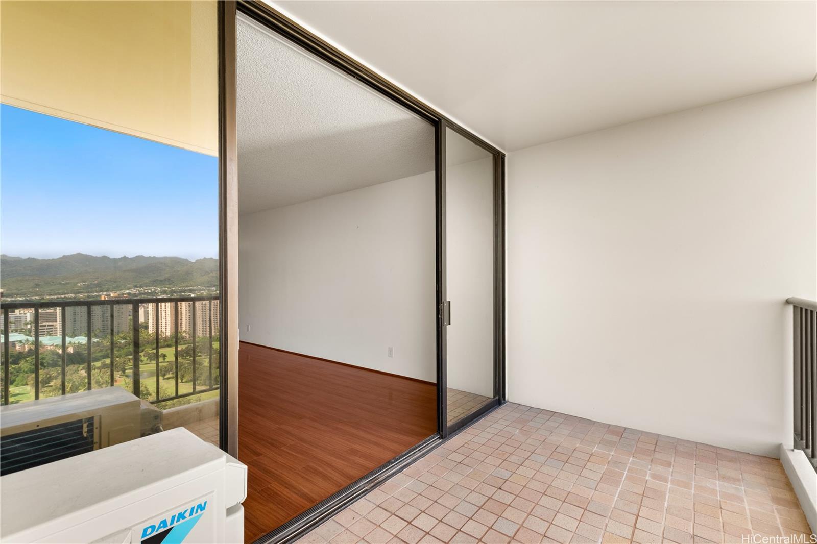 Franklin Towers condo # 32C, Honolulu, Hawaii - photo 4 of 24