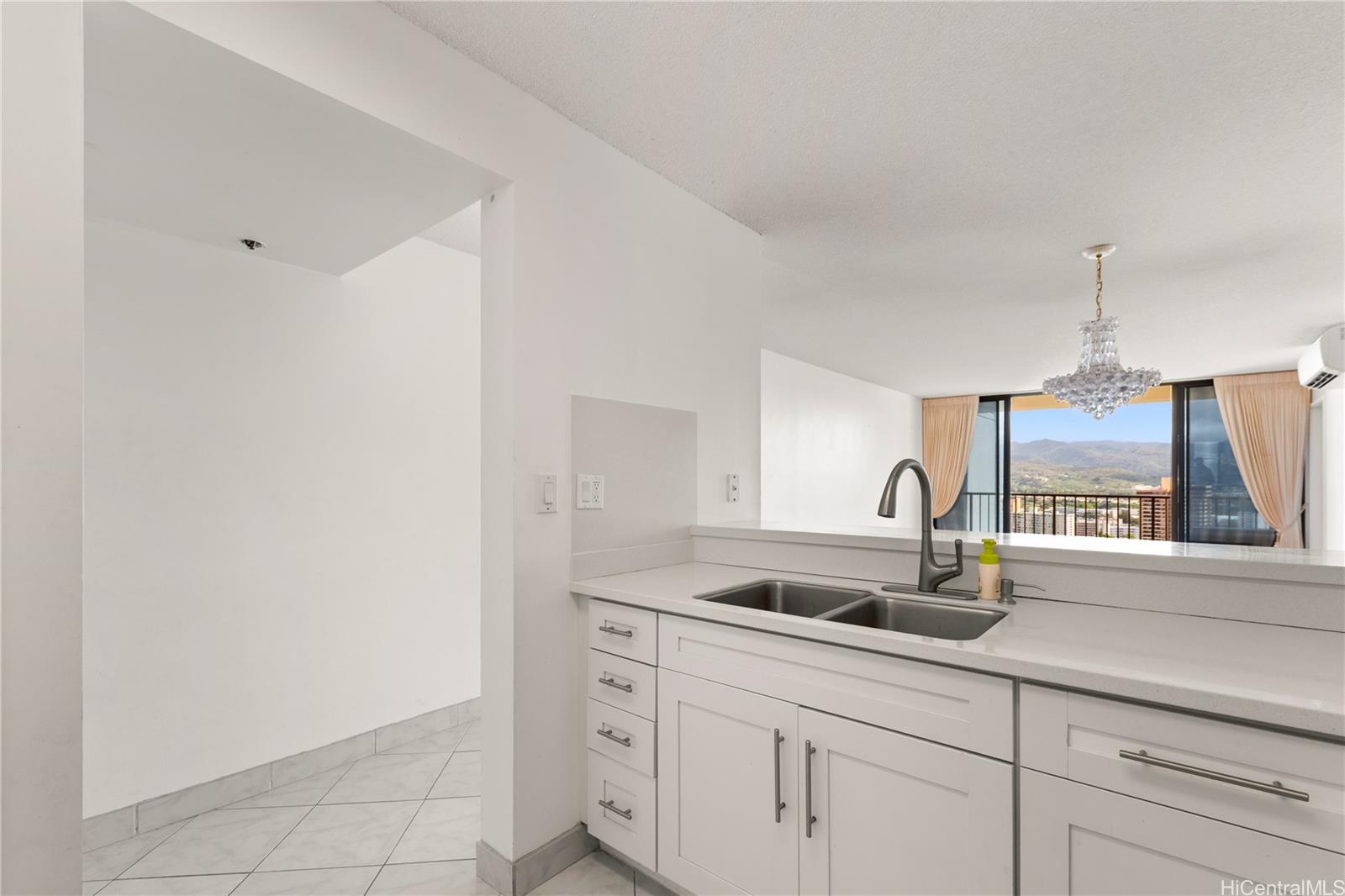 Franklin Towers condo # 32C, Honolulu, Hawaii - photo 8 of 24