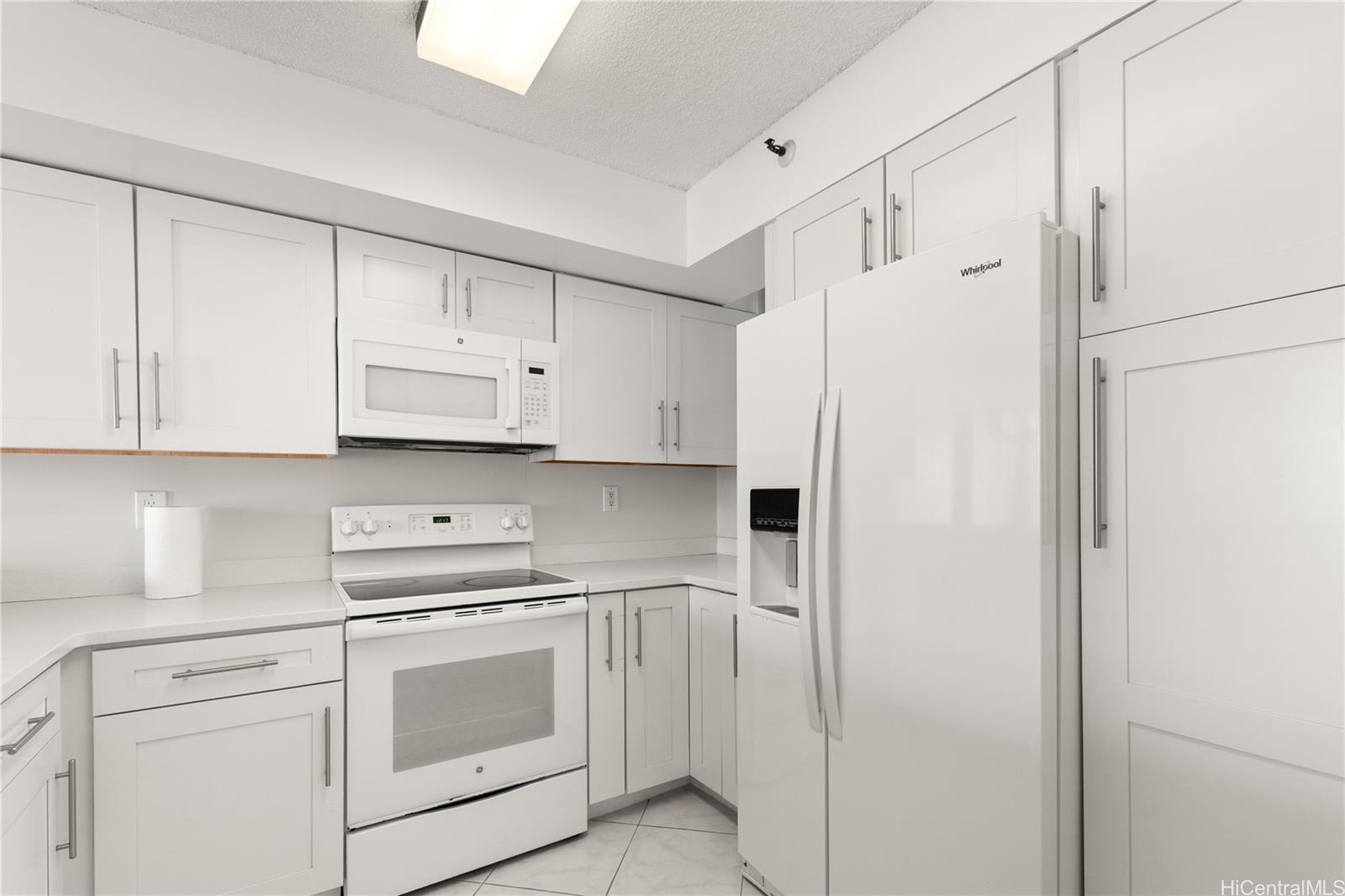 Franklin Towers condo # 32C, Honolulu, Hawaii - photo 9 of 24