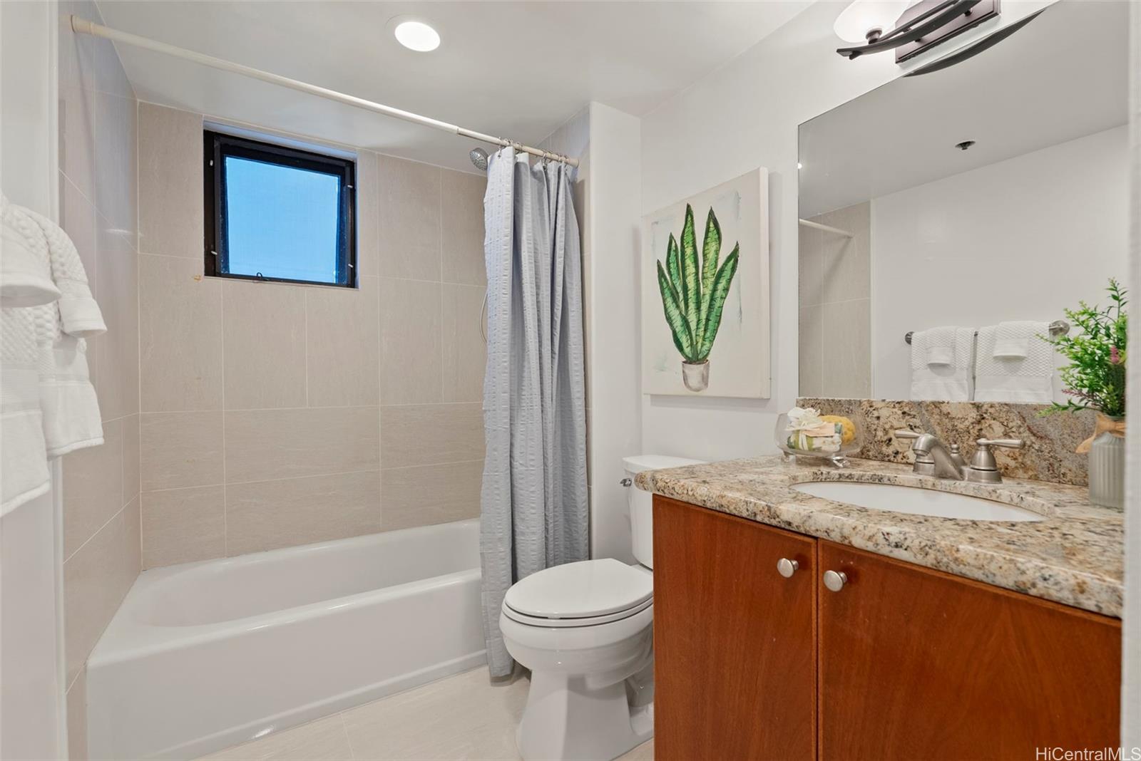 Franklin Towers condo # 35B, Honolulu, Hawaii - photo 13 of 25